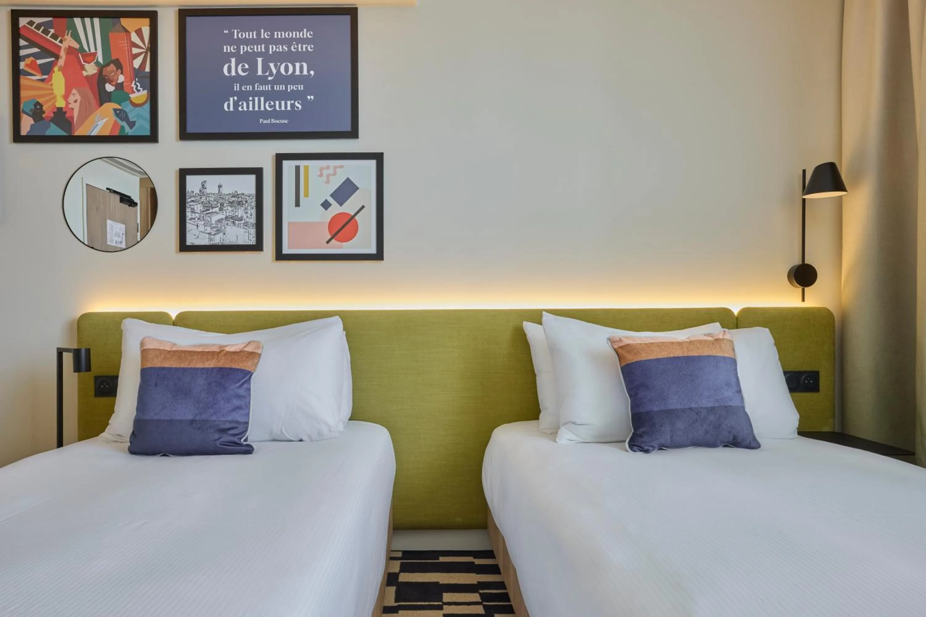 Bed in Hampton By Hilton Lyon Airport