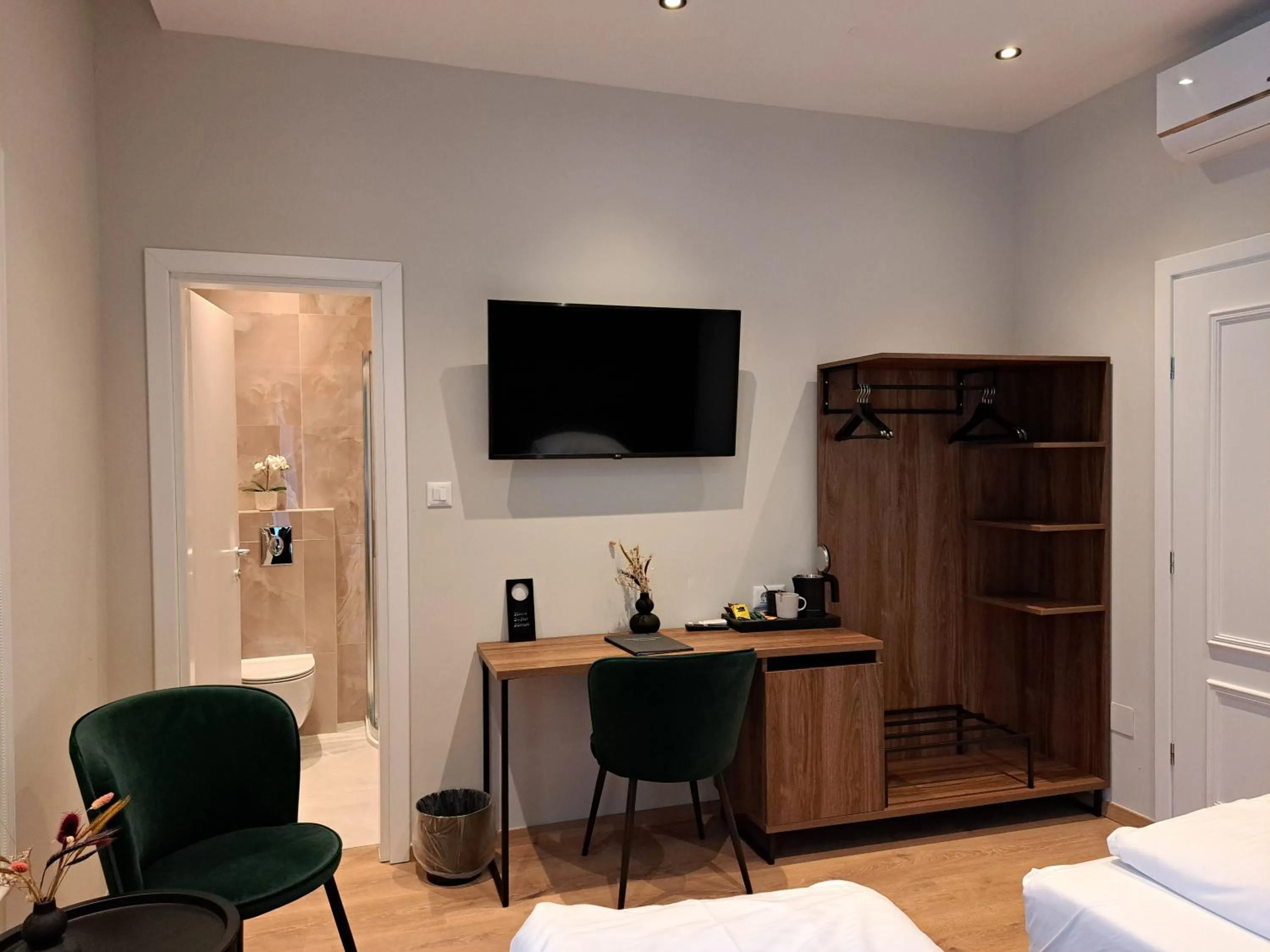 TV and multimedia, Bed in Casablanca Boutique Bed&Breakfast