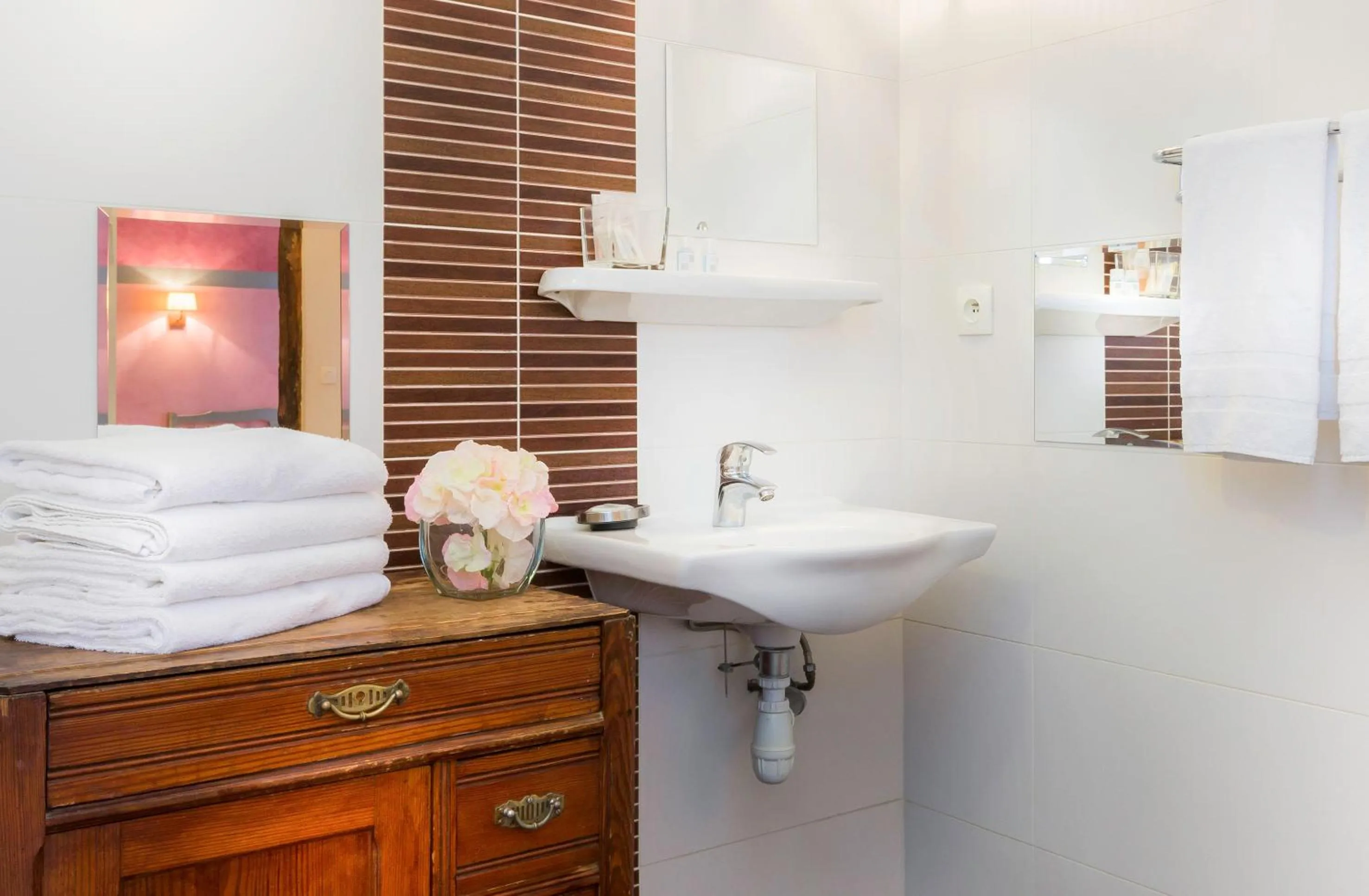 Bathroom, Bed in Hôtel Jeanne d'Arc Le Marais