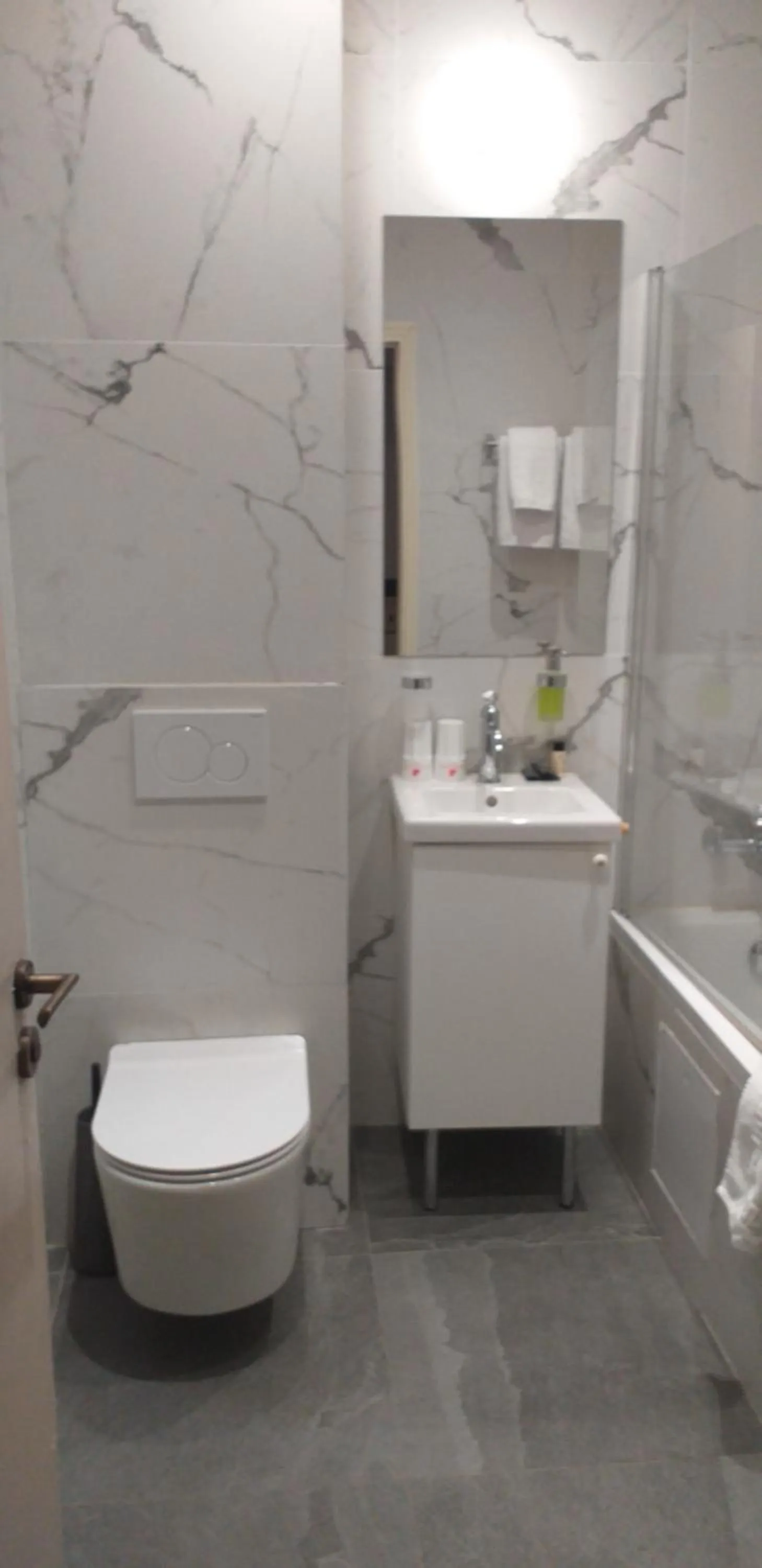 Toilet in Hôtel Jeanne d'Arc Le Marais