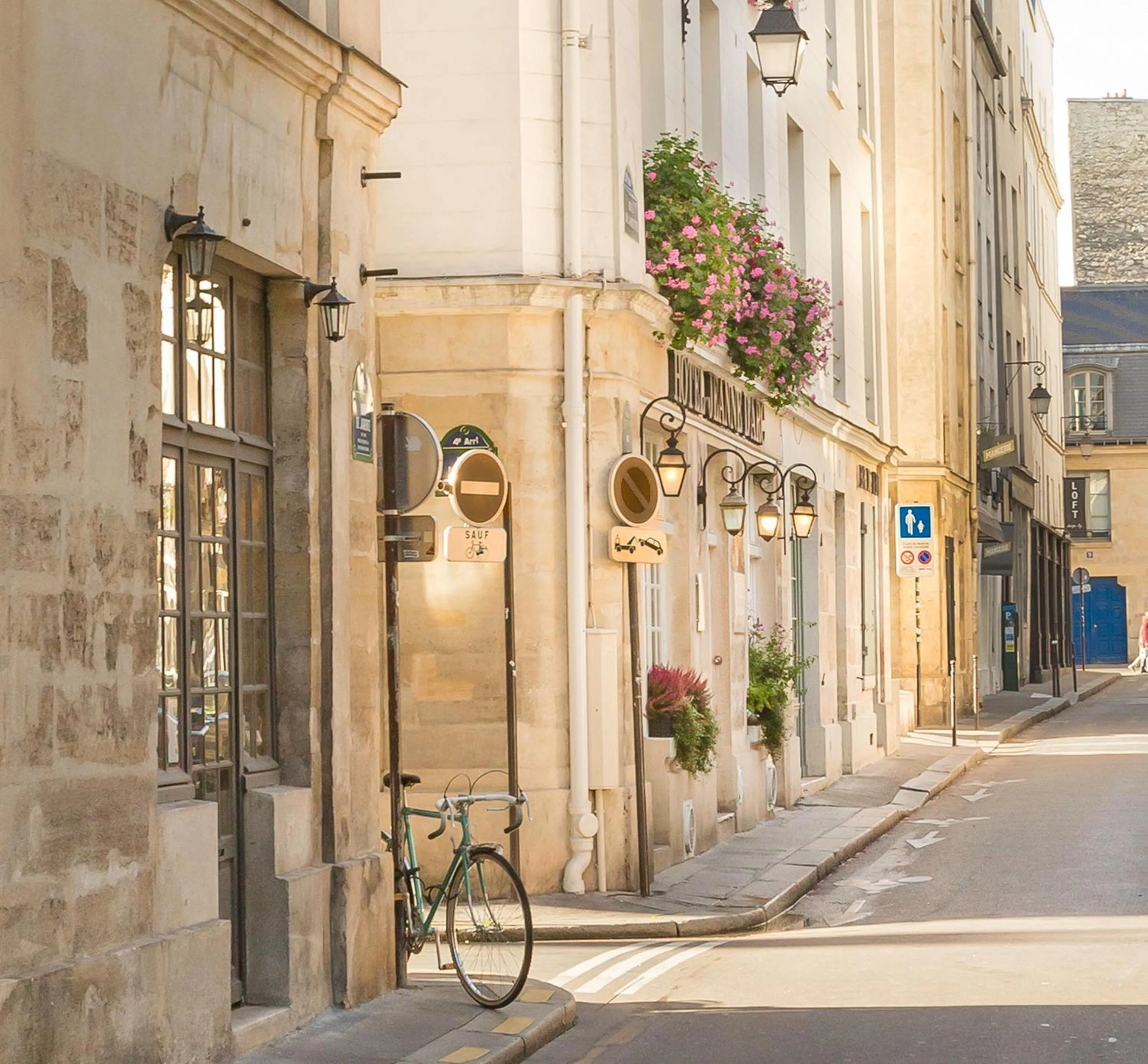 Facade/entrance in Hôtel Jeanne d'Arc Le Marais