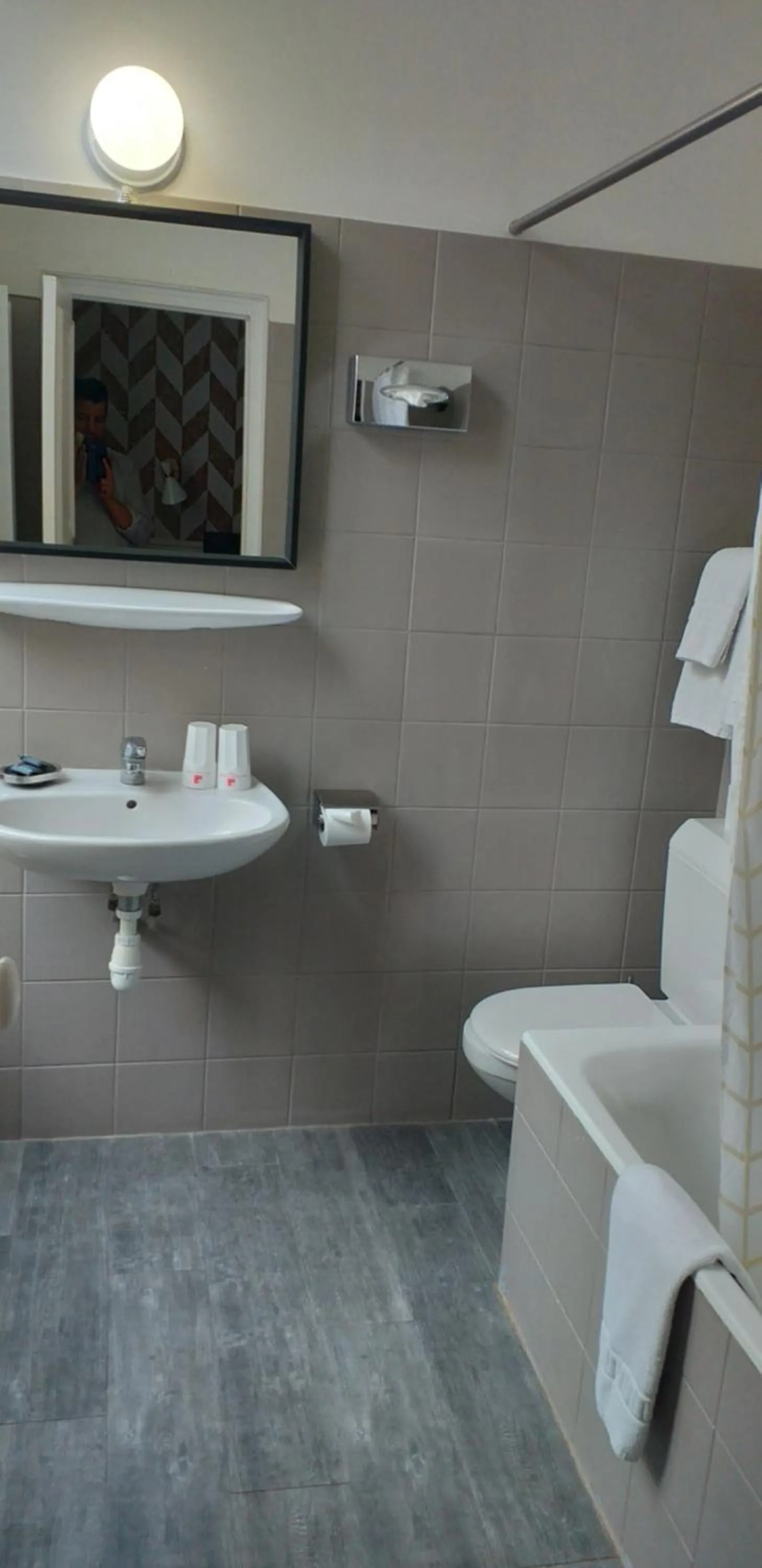 Bathroom in Hôtel Jeanne d'Arc Le Marais