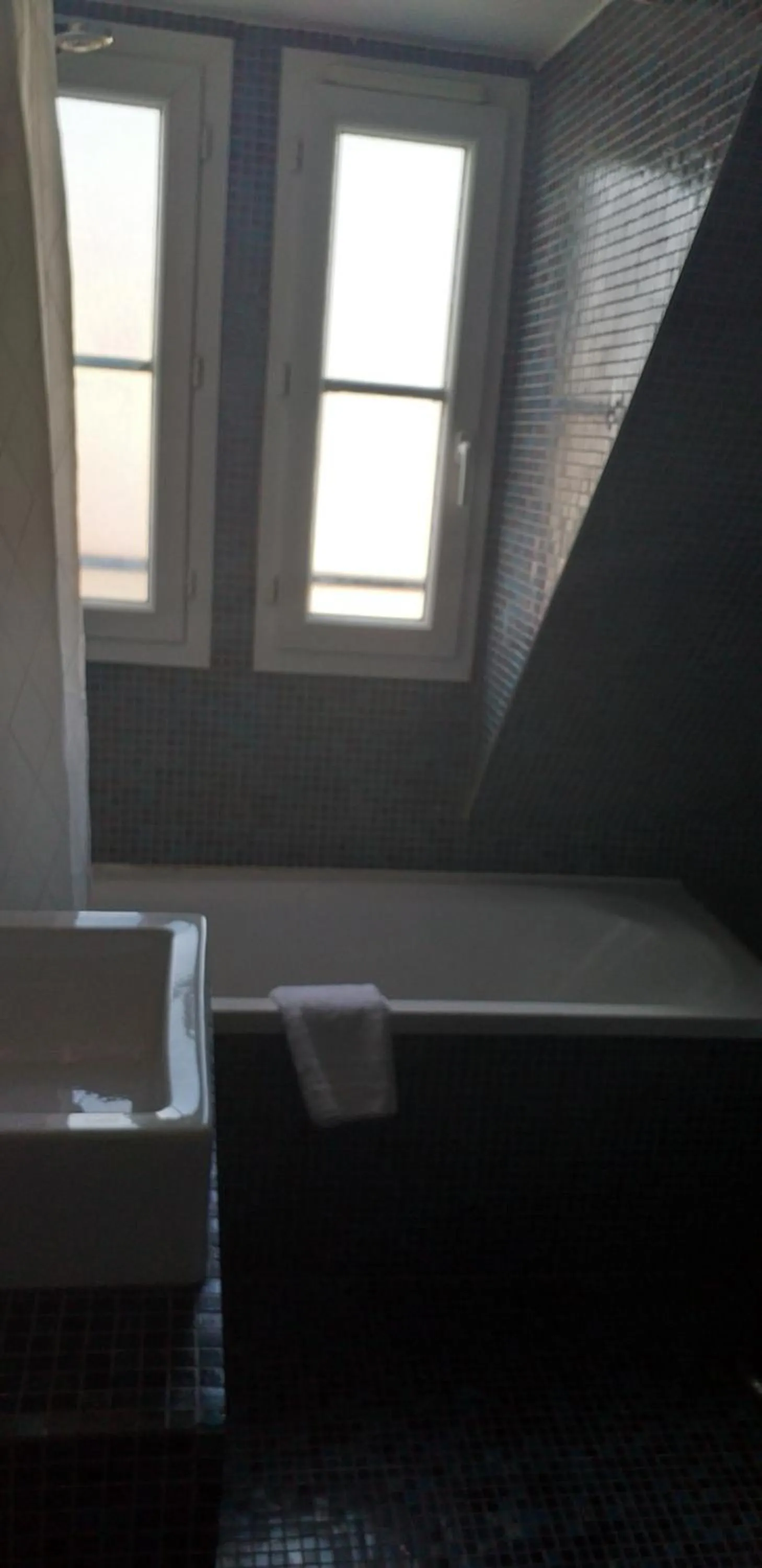 Bath in Hôtel Jeanne d'Arc Le Marais