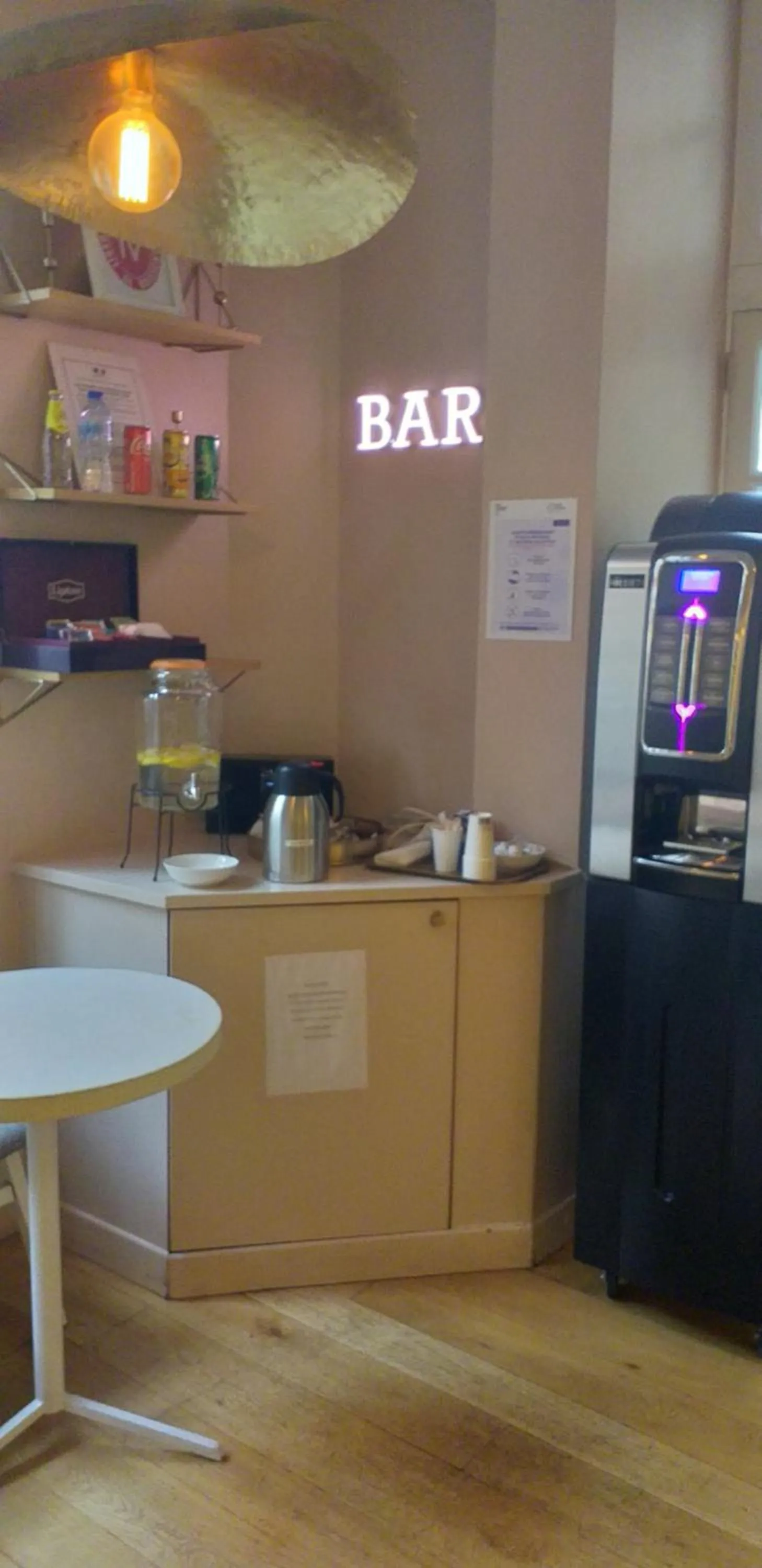 oven in Hôtel Jeanne d'Arc Le Marais