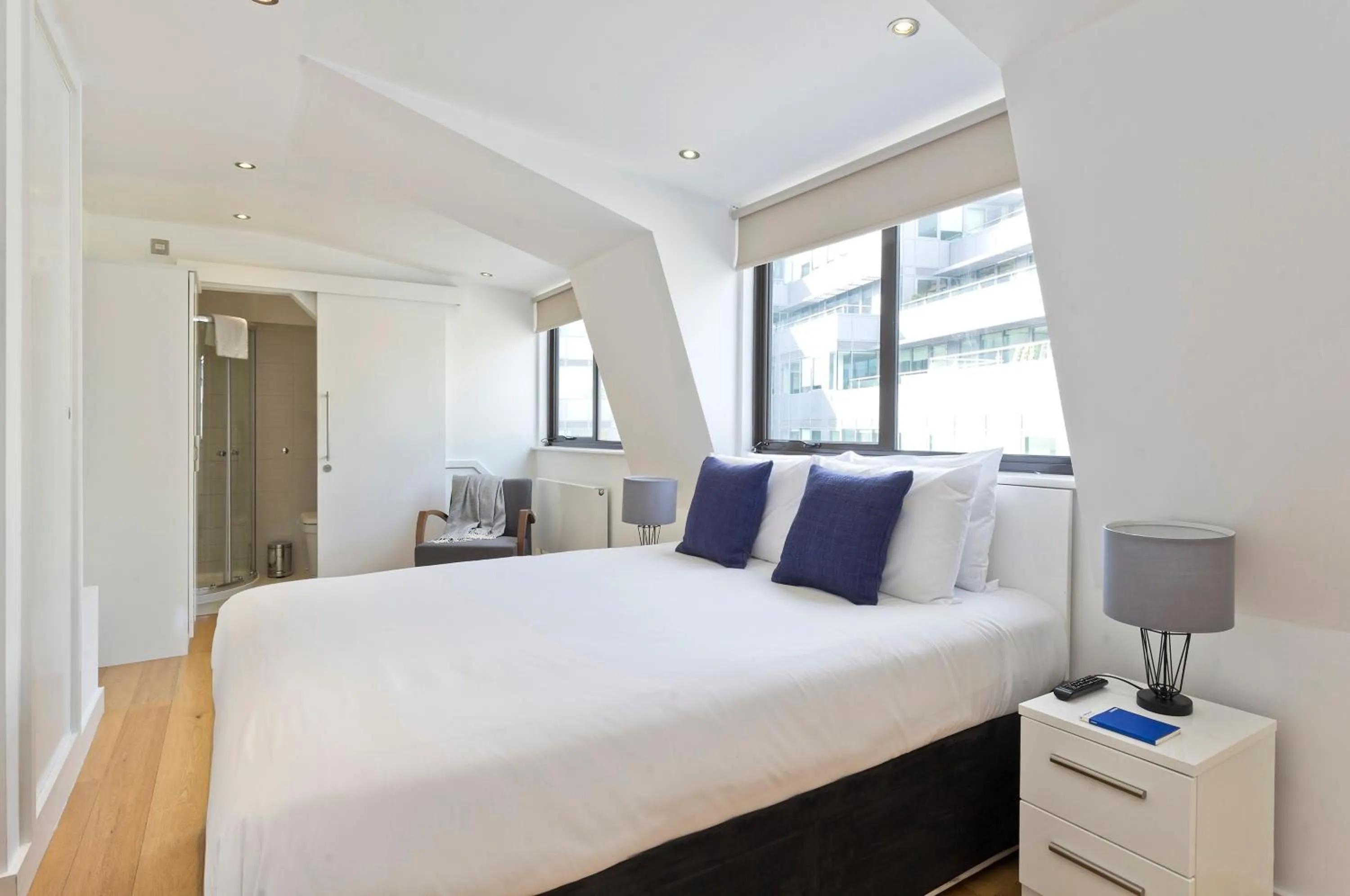 Bedroom, Bed in Red Lion Court by City2Stay