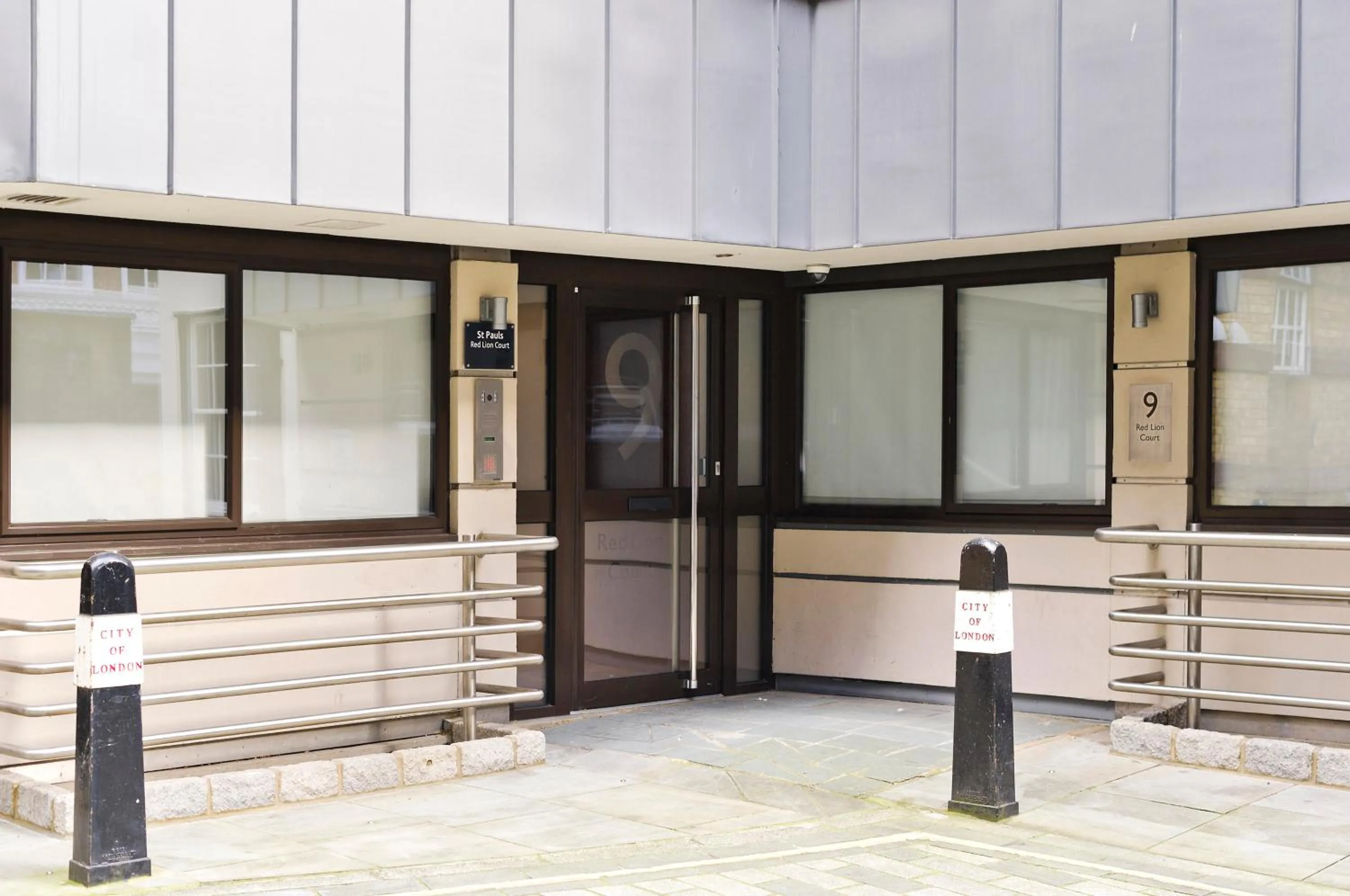 Facade/entrance in Red Lion Court by City2Stay