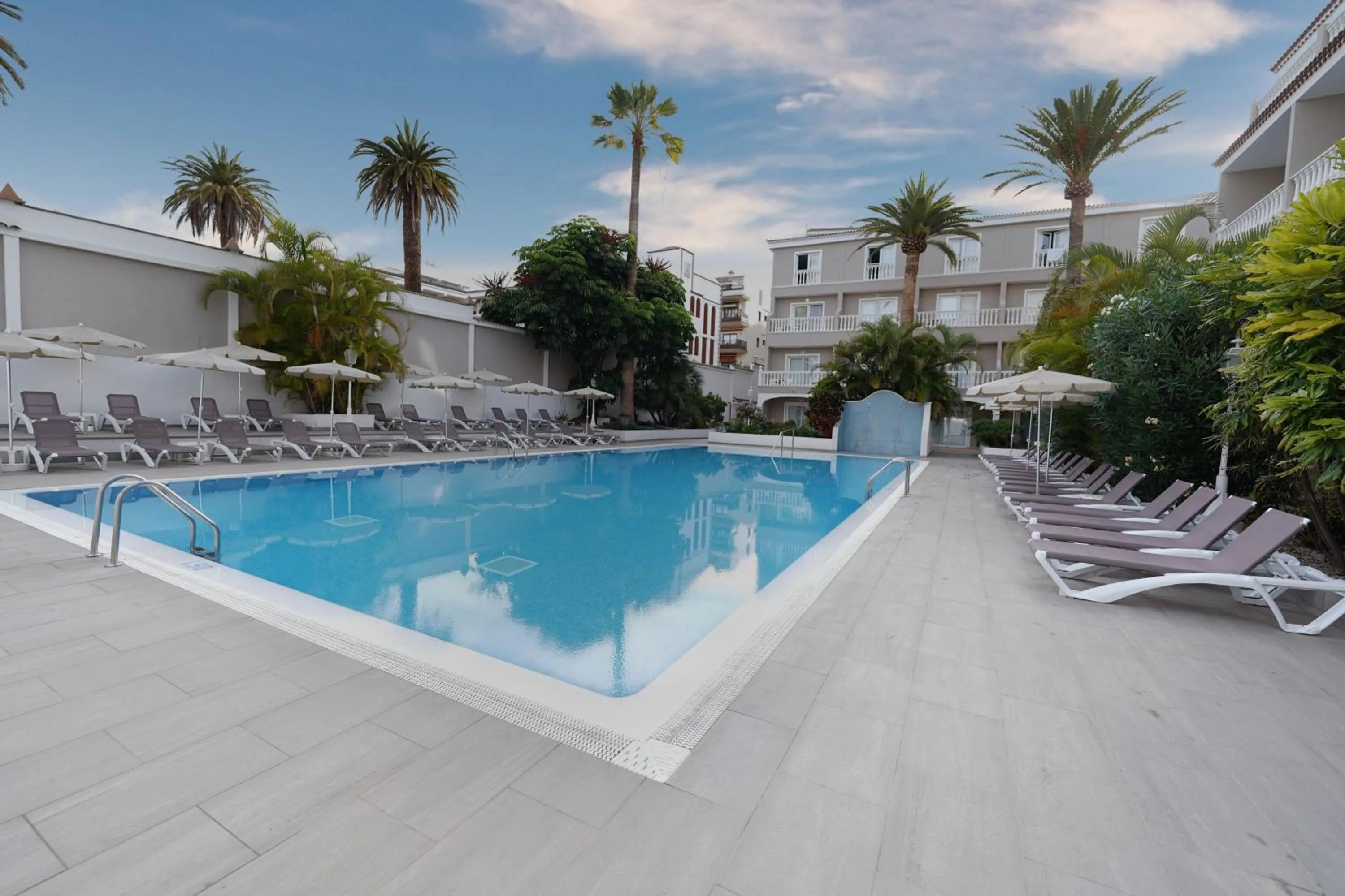 Swimming pool in Hotel RF San Borondon