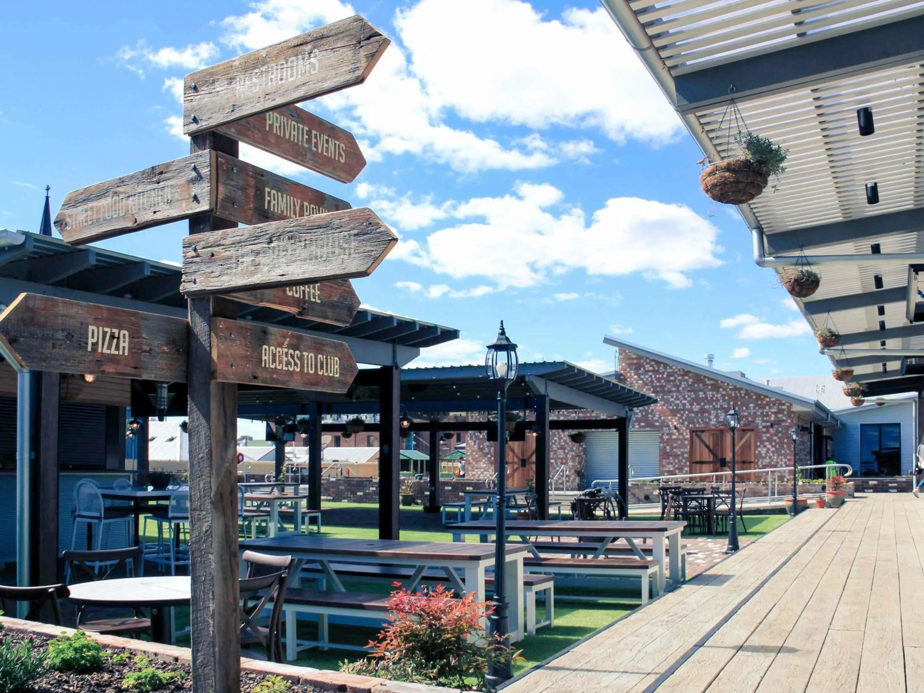 Lounge or bar in Mercure Orange