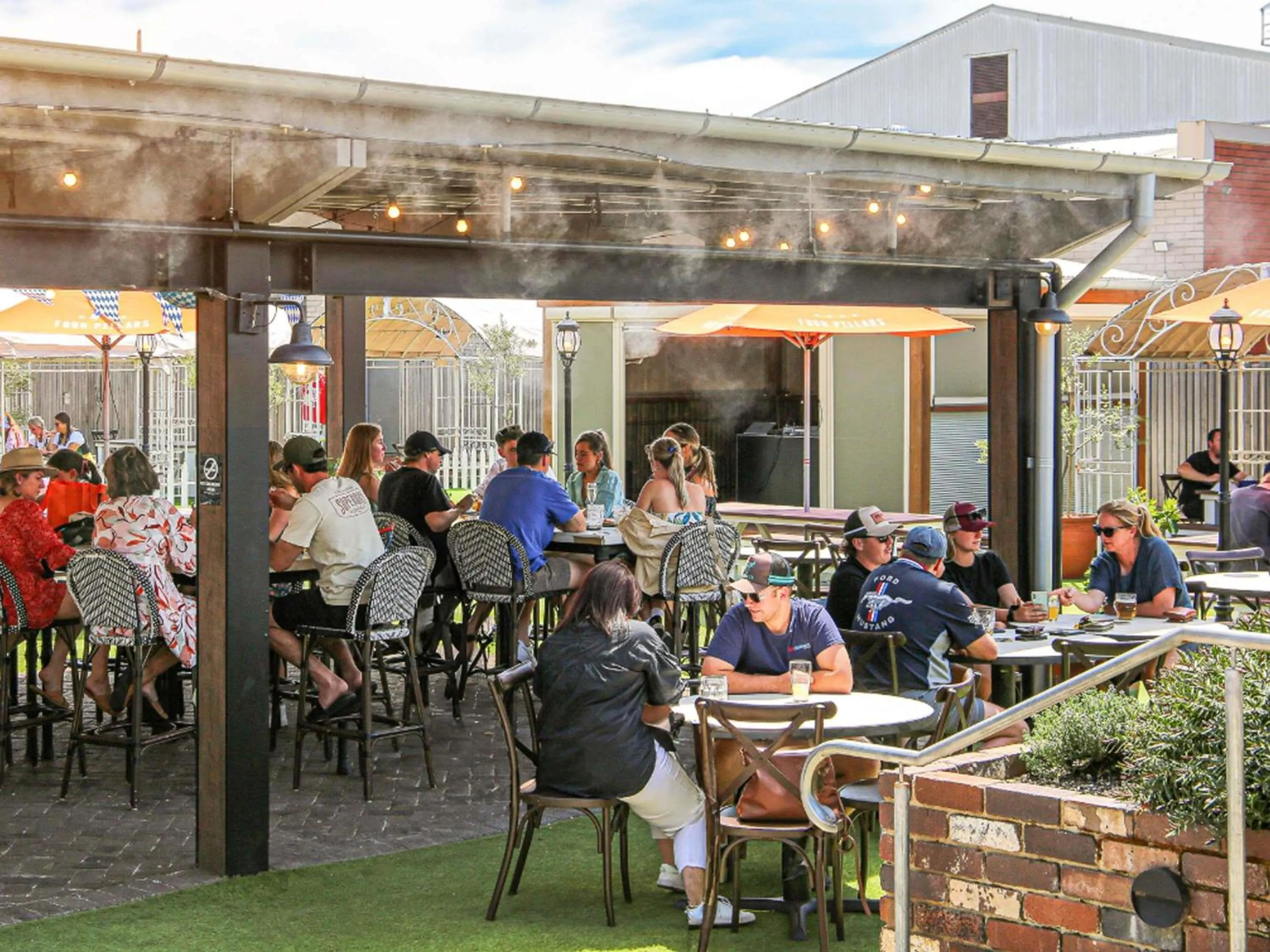 Lounge or bar in Mercure Orange