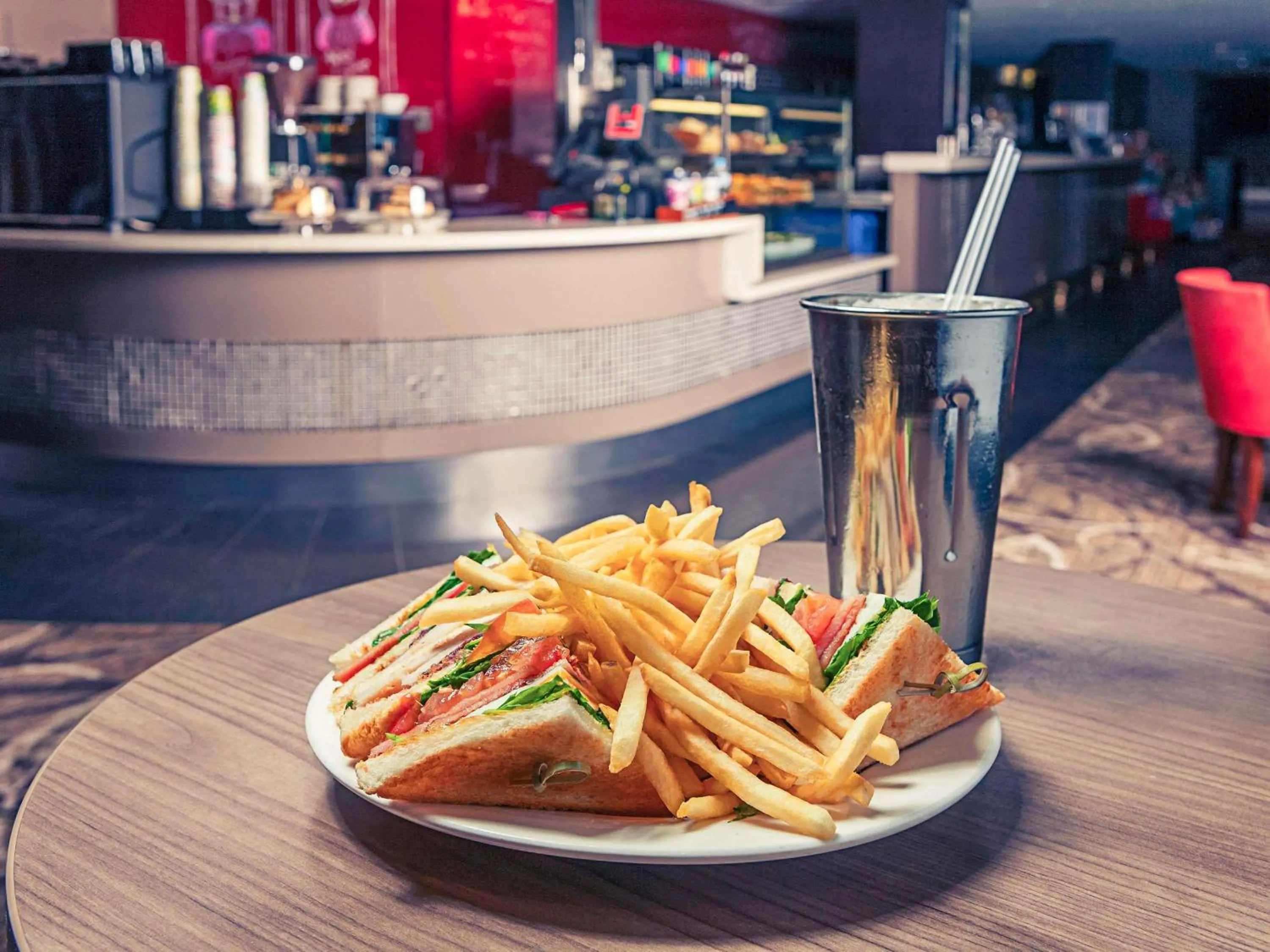 Lounge or bar in Mercure Orange