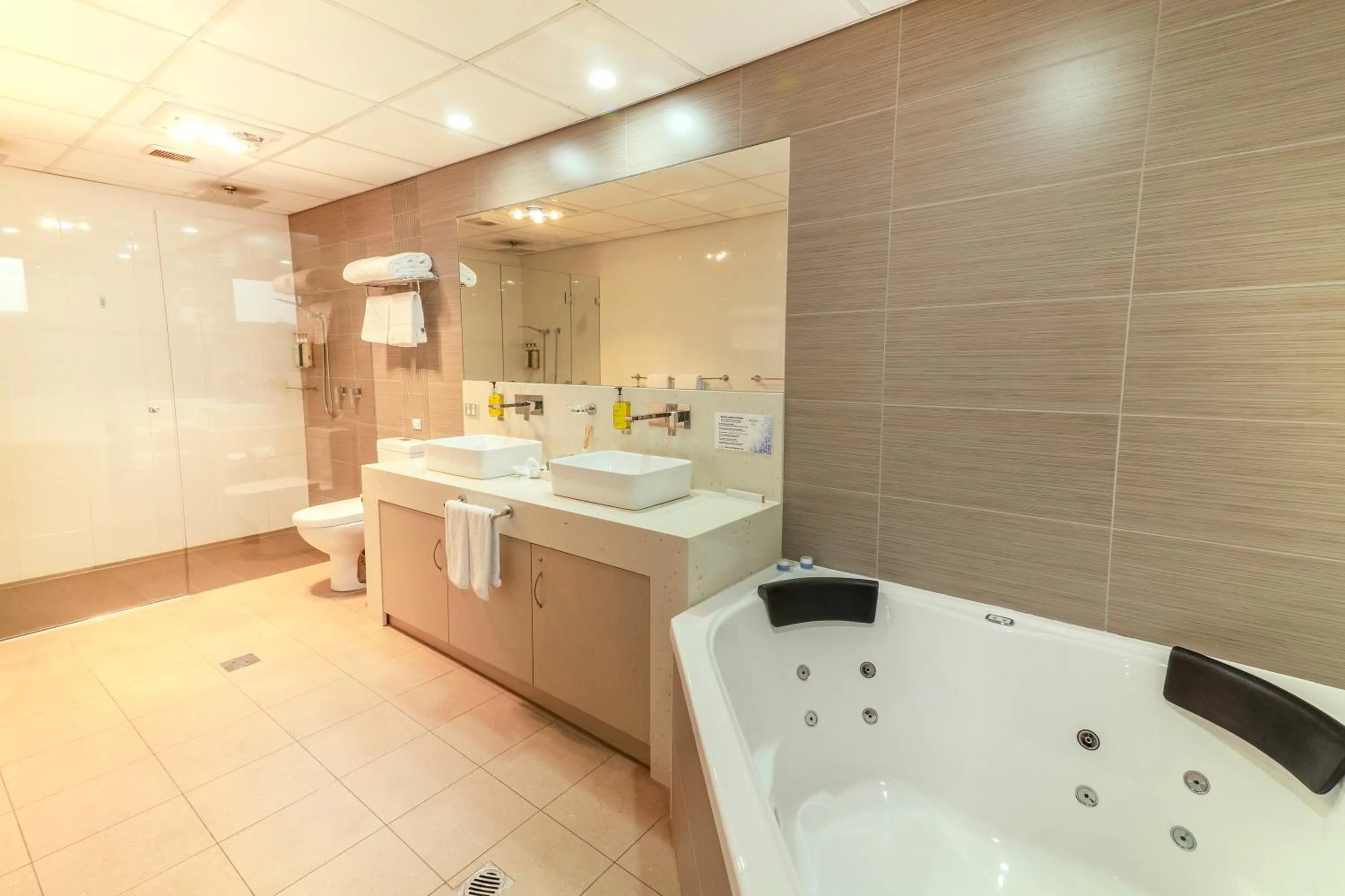 Hot Tub in Mercure Orange