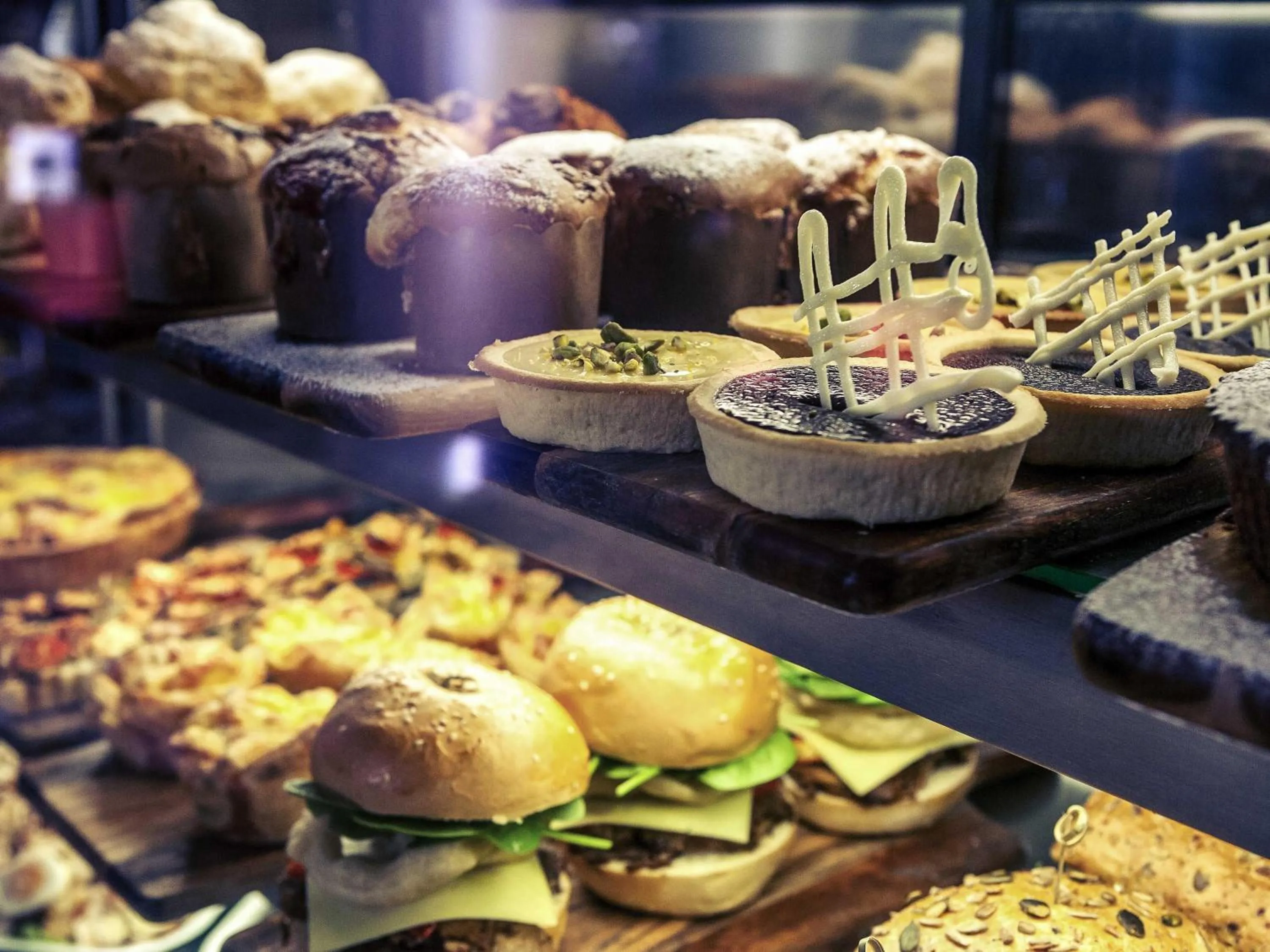 Restaurant/places to eat in Mercure Orange