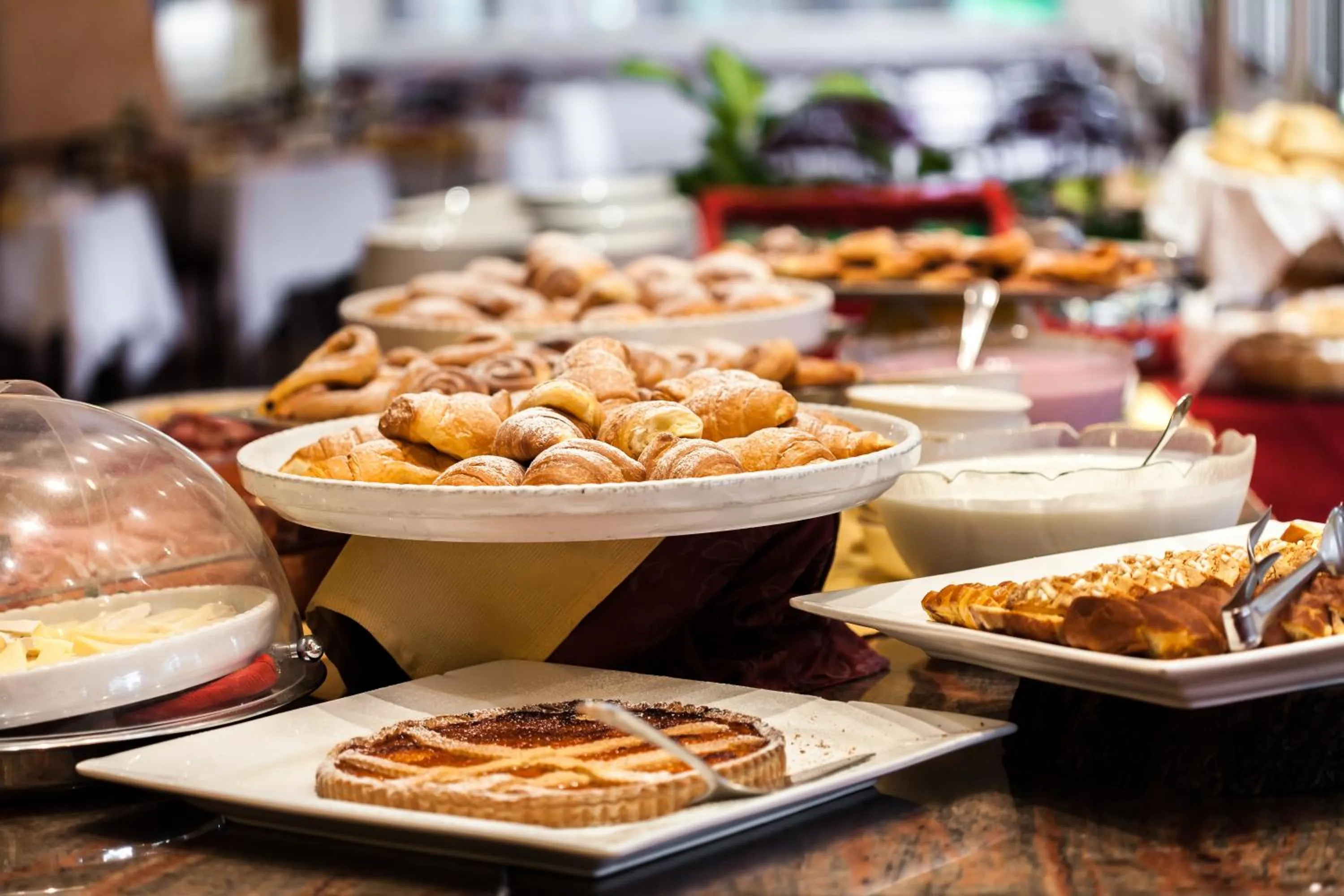 Restaurant/places to eat in Hotel Everest