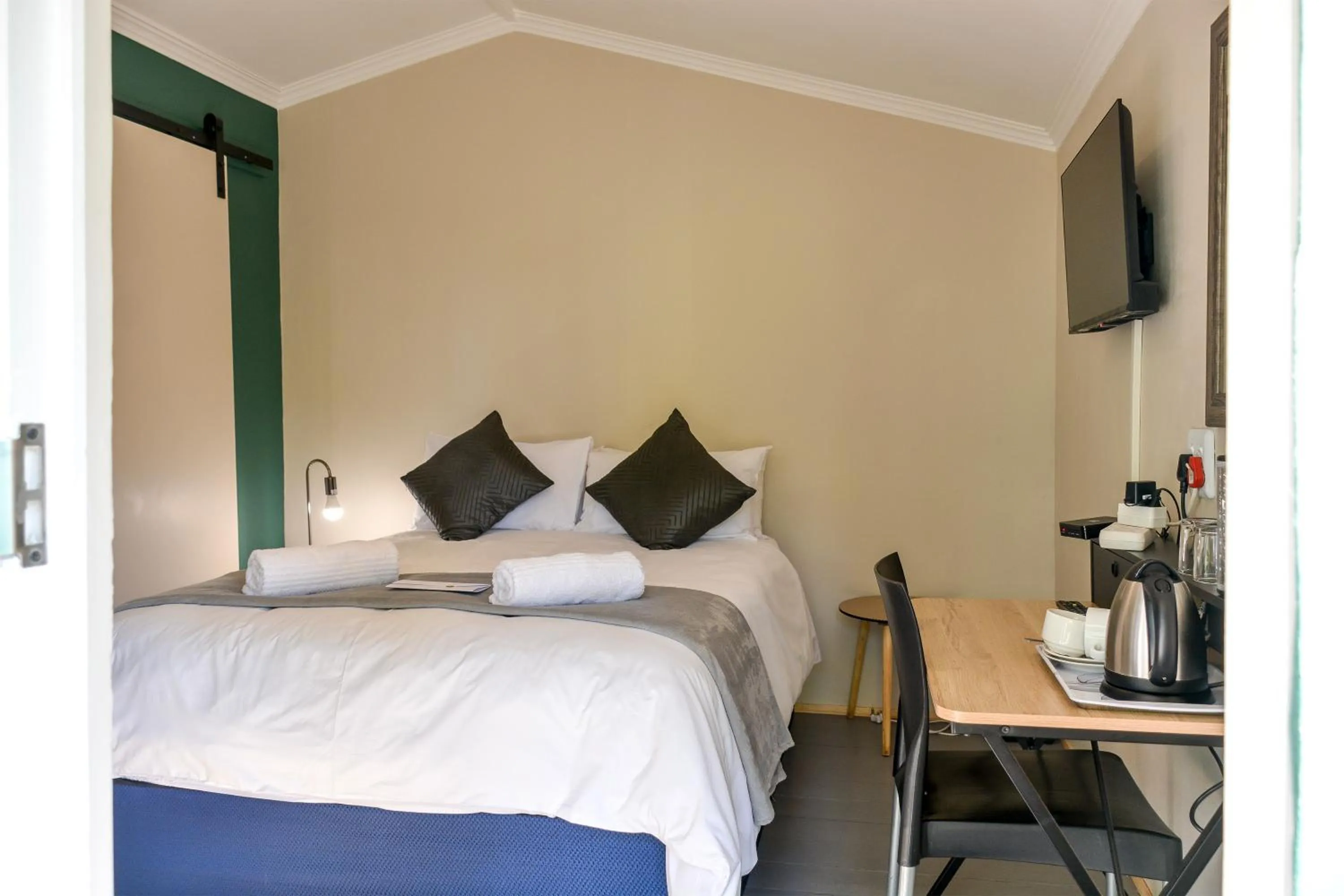 Bed in Biggy Best Boutique Hotel & Self Catering Cottages