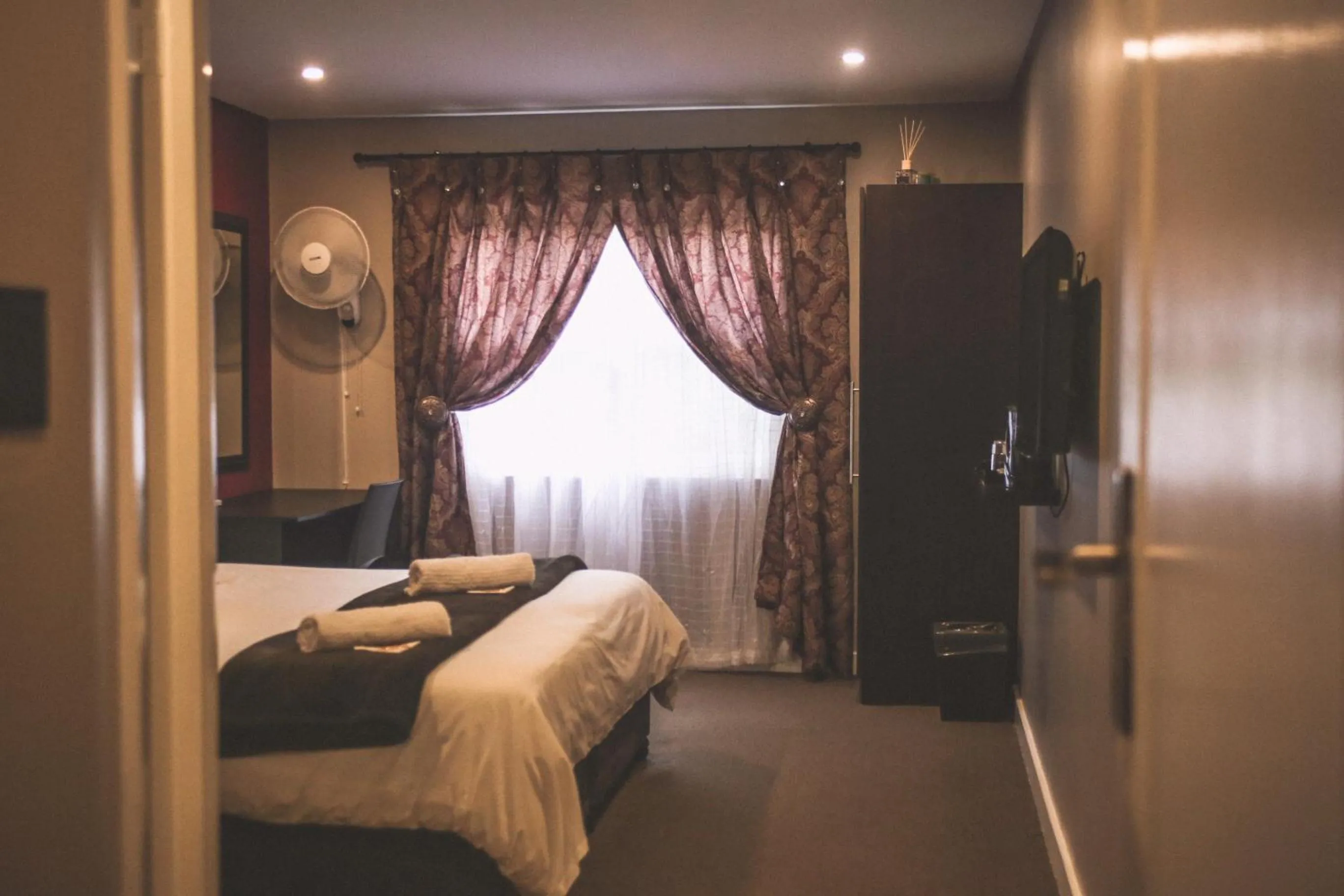 Photo of the whole room, Bed in Biggy Best Boutique Hotel & Self Catering Cottages