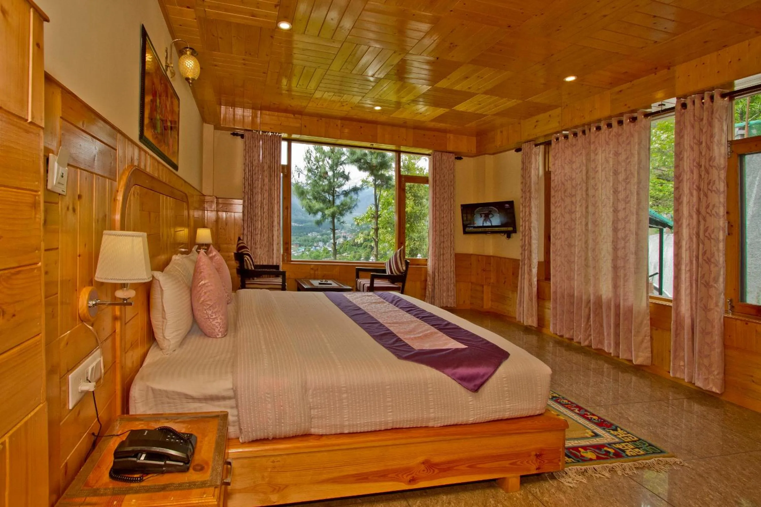 Bed in Foghills Cottages Manali