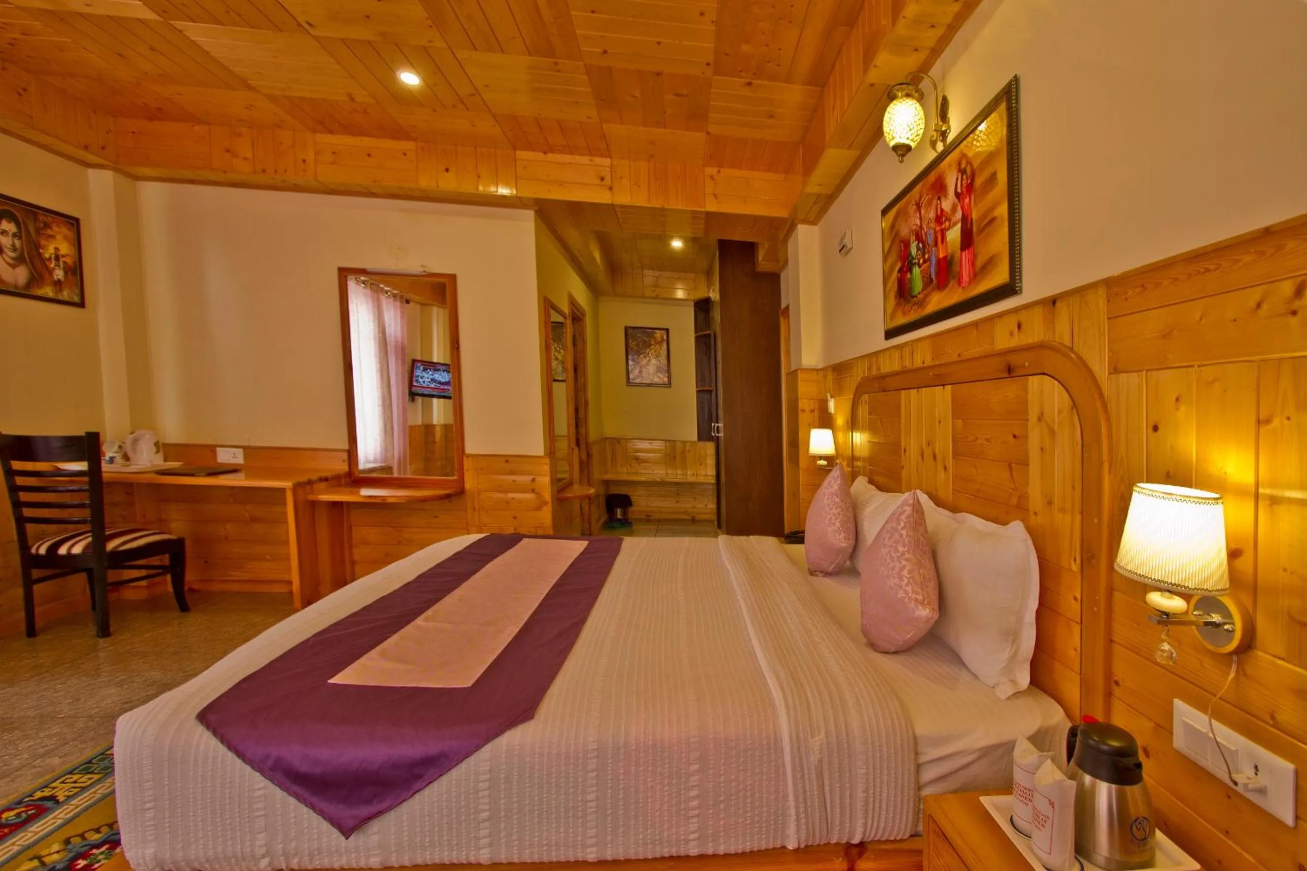 Bed in Foghills Cottages Manali