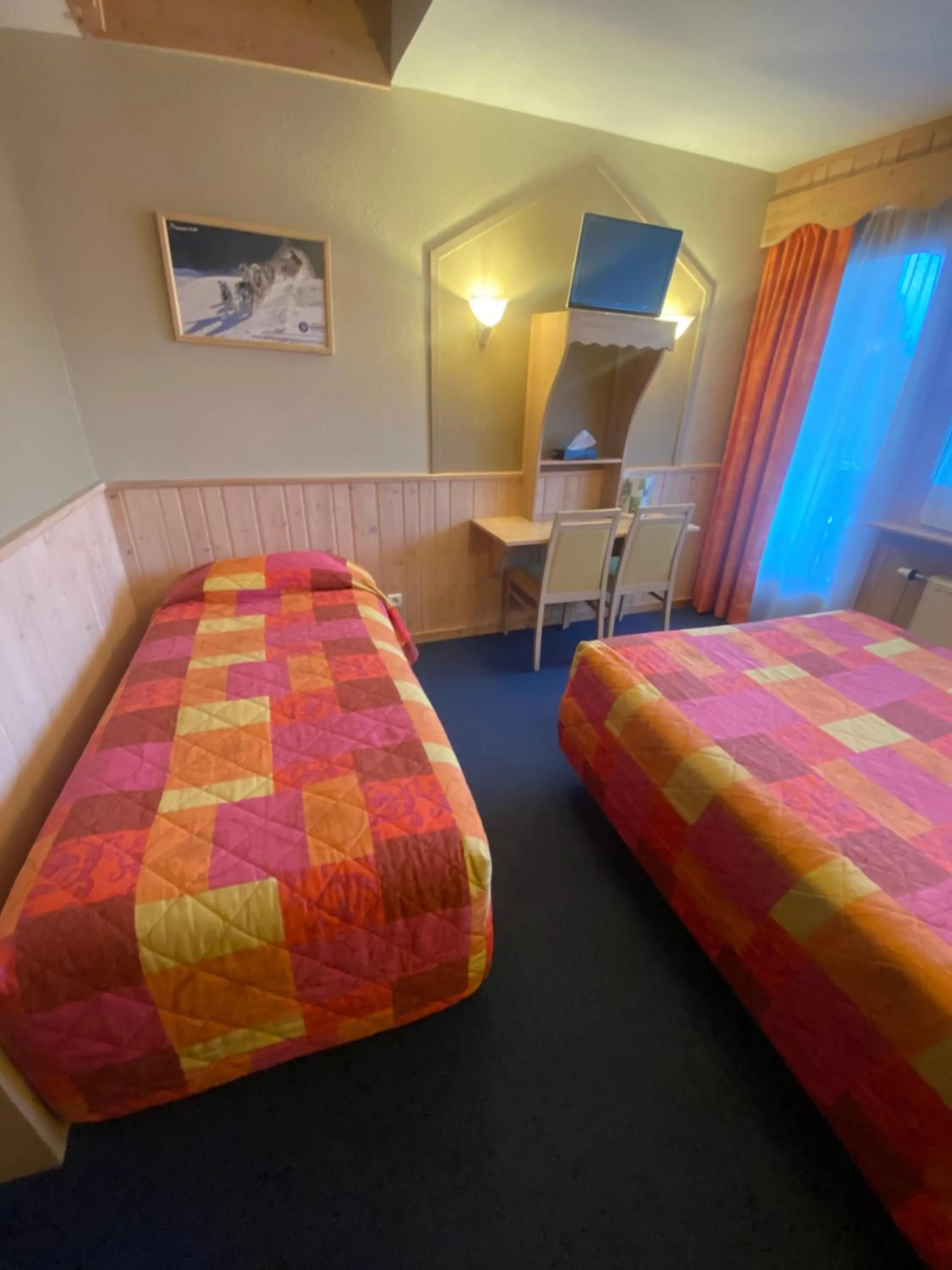 Property building, Bed in Hôtel Restaurant Etoile des Neiges Piscine Jacuzzi Sauna Massage Salle de Jeux