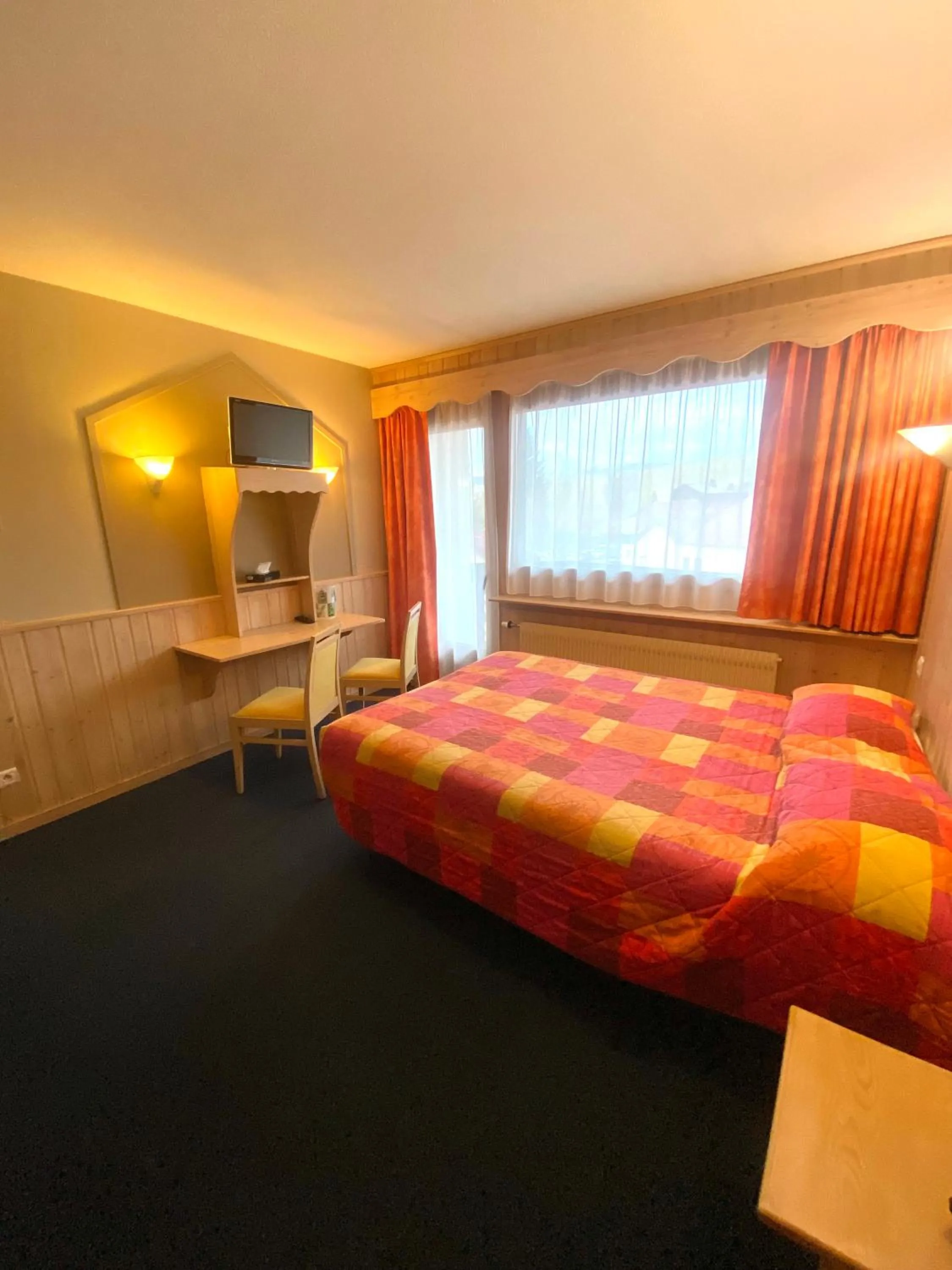 Property building, Bed in Hôtel Restaurant Etoile des Neiges Piscine Jacuzzi Sauna Massage Salle de Jeux