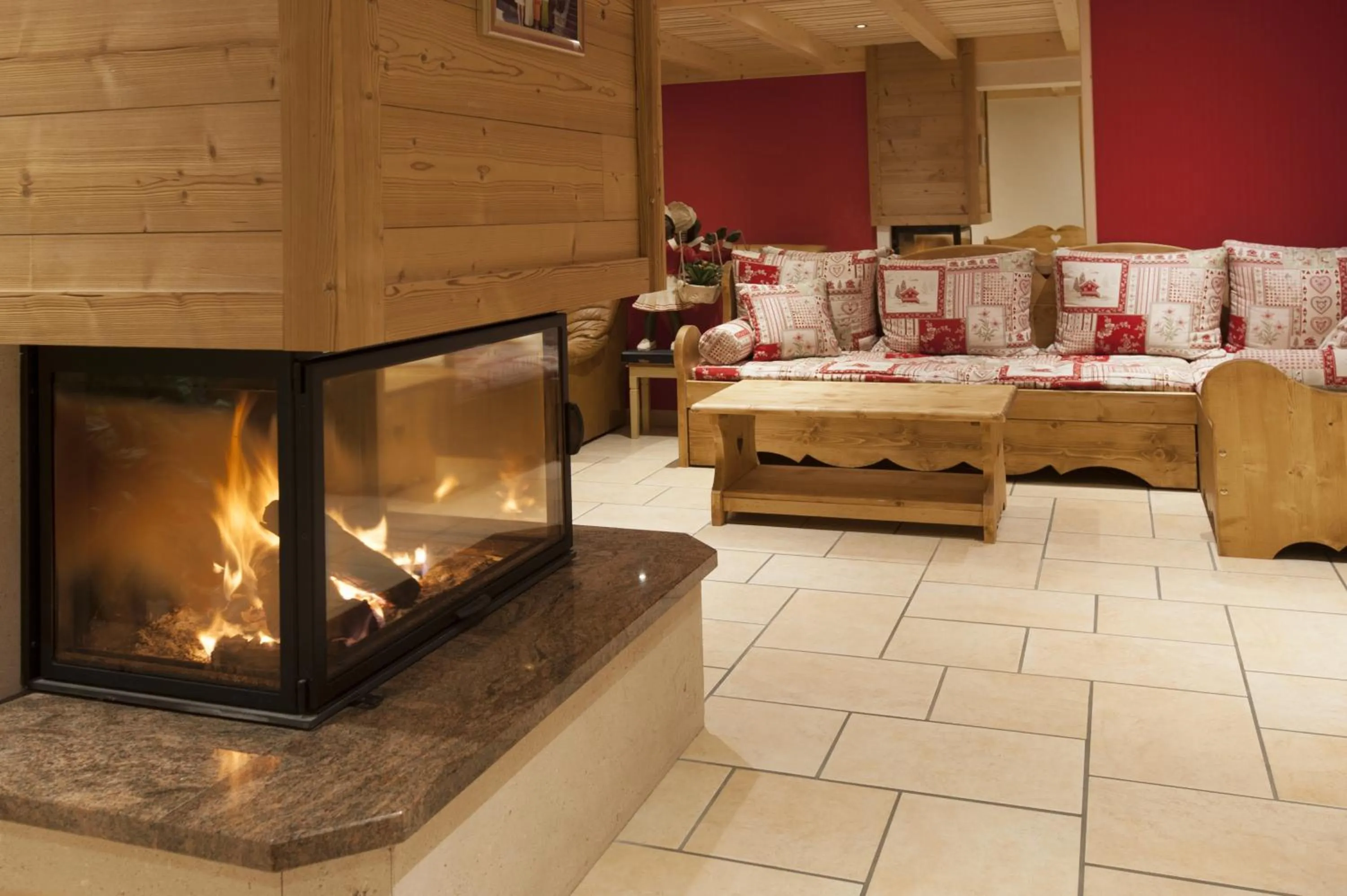 Communal lounge/ TV room in Etoile des Neiges Hôtel et Piscine