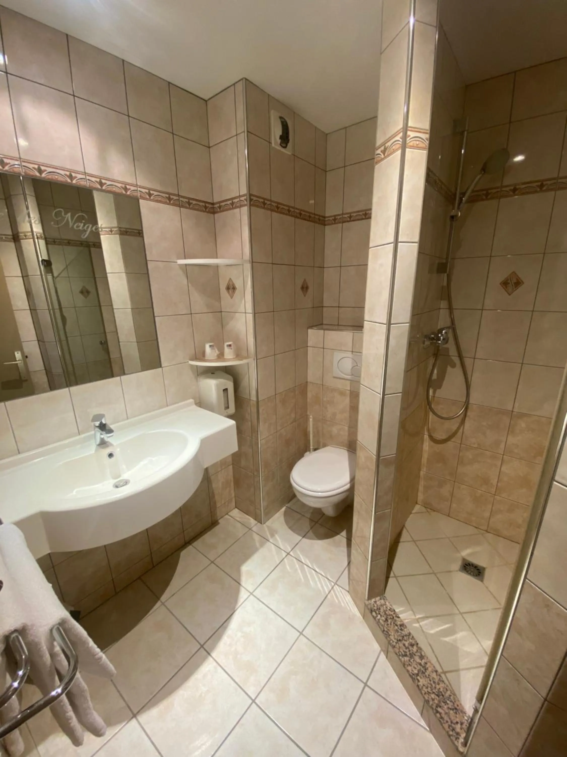 Property building in Hôtel Restaurant Etoile des Neiges Piscine Jacuzzi Sauna Massage Salle de Jeux