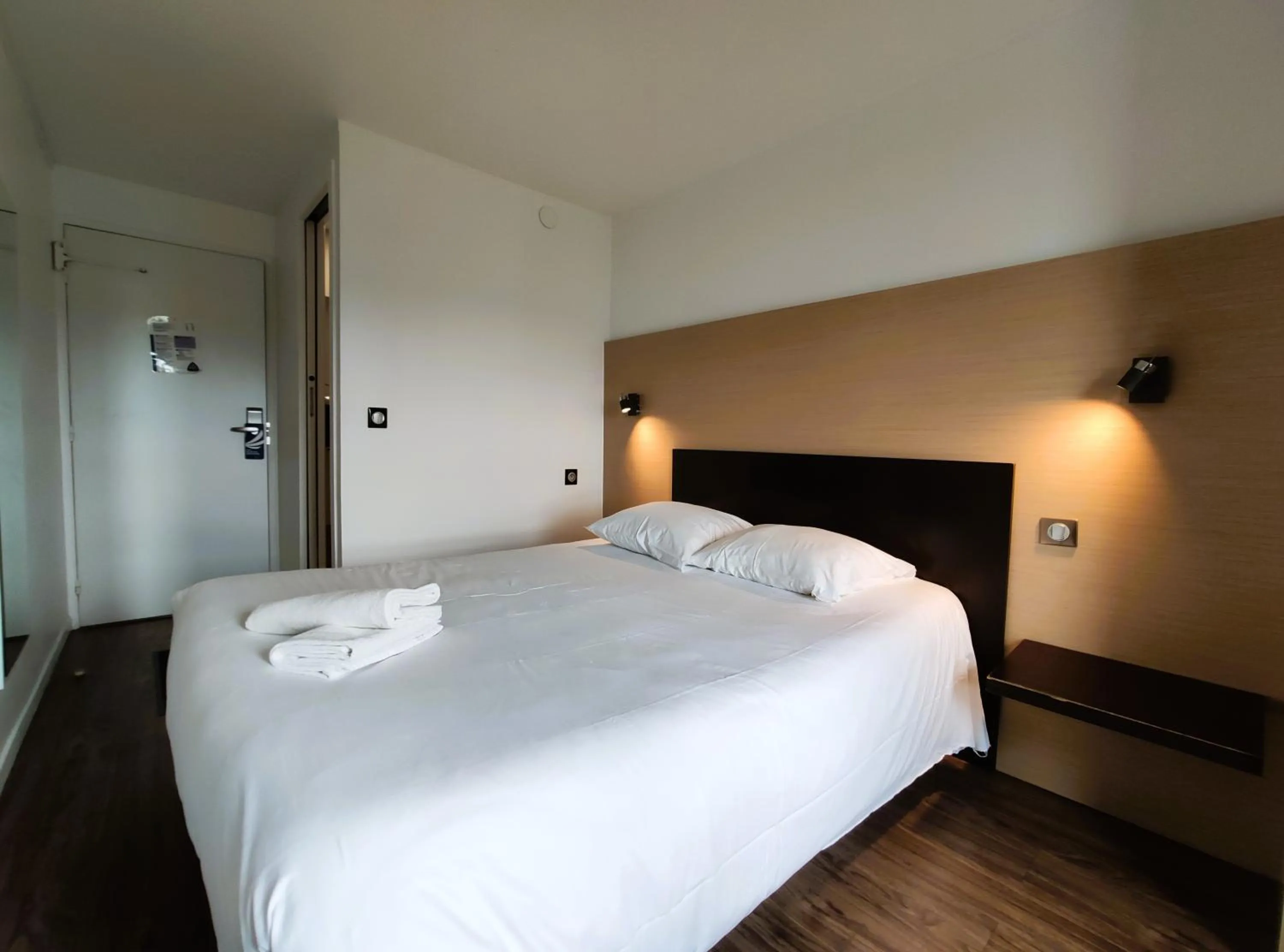 Photo of the whole room, Bed in Hôtel Akena Pierrelaye