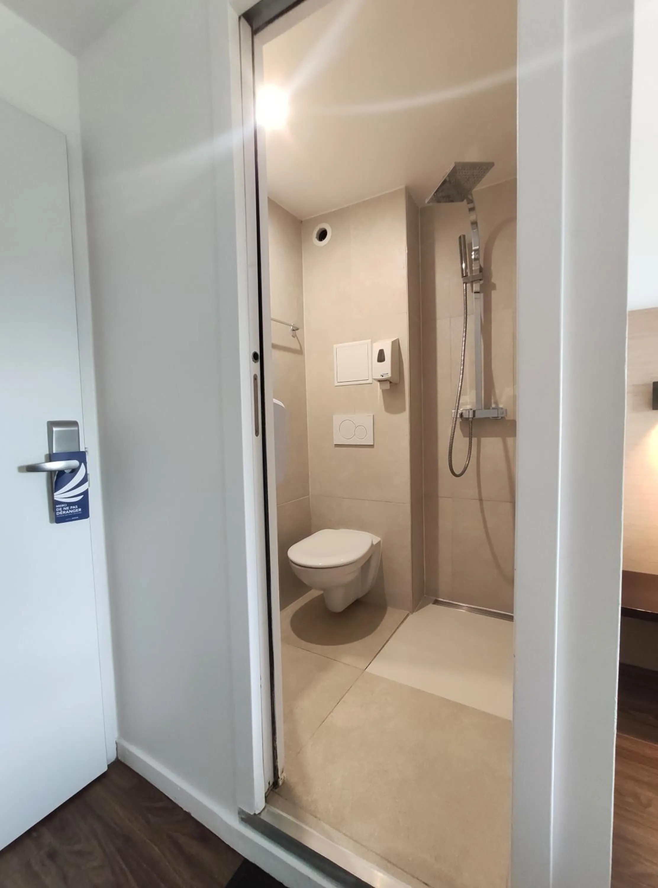 Shower in Hôtel Akena Pierrelaye