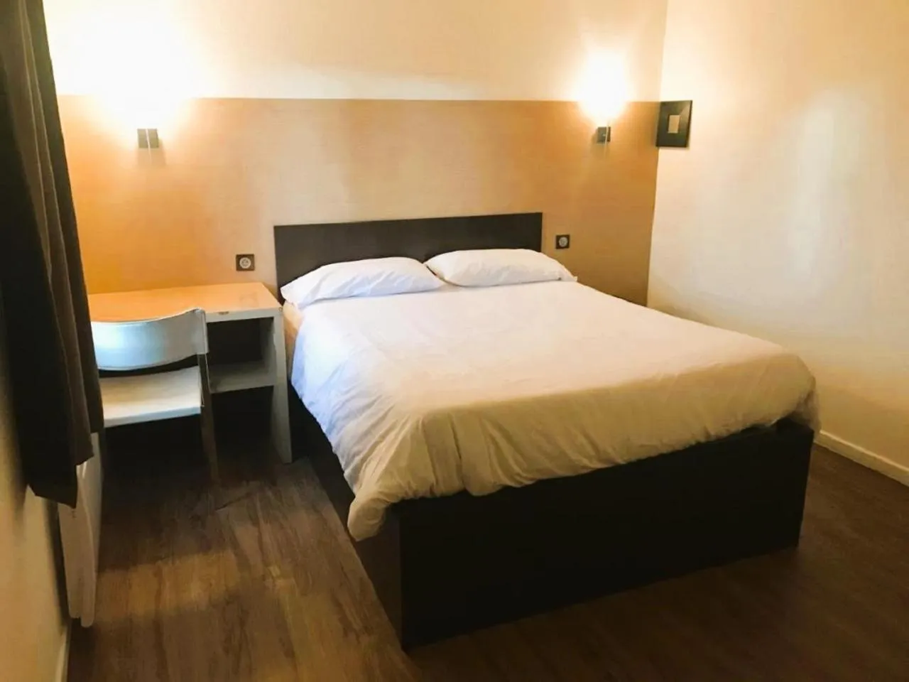 Bedroom, Bed in Hôtel Akena Pierrelaye