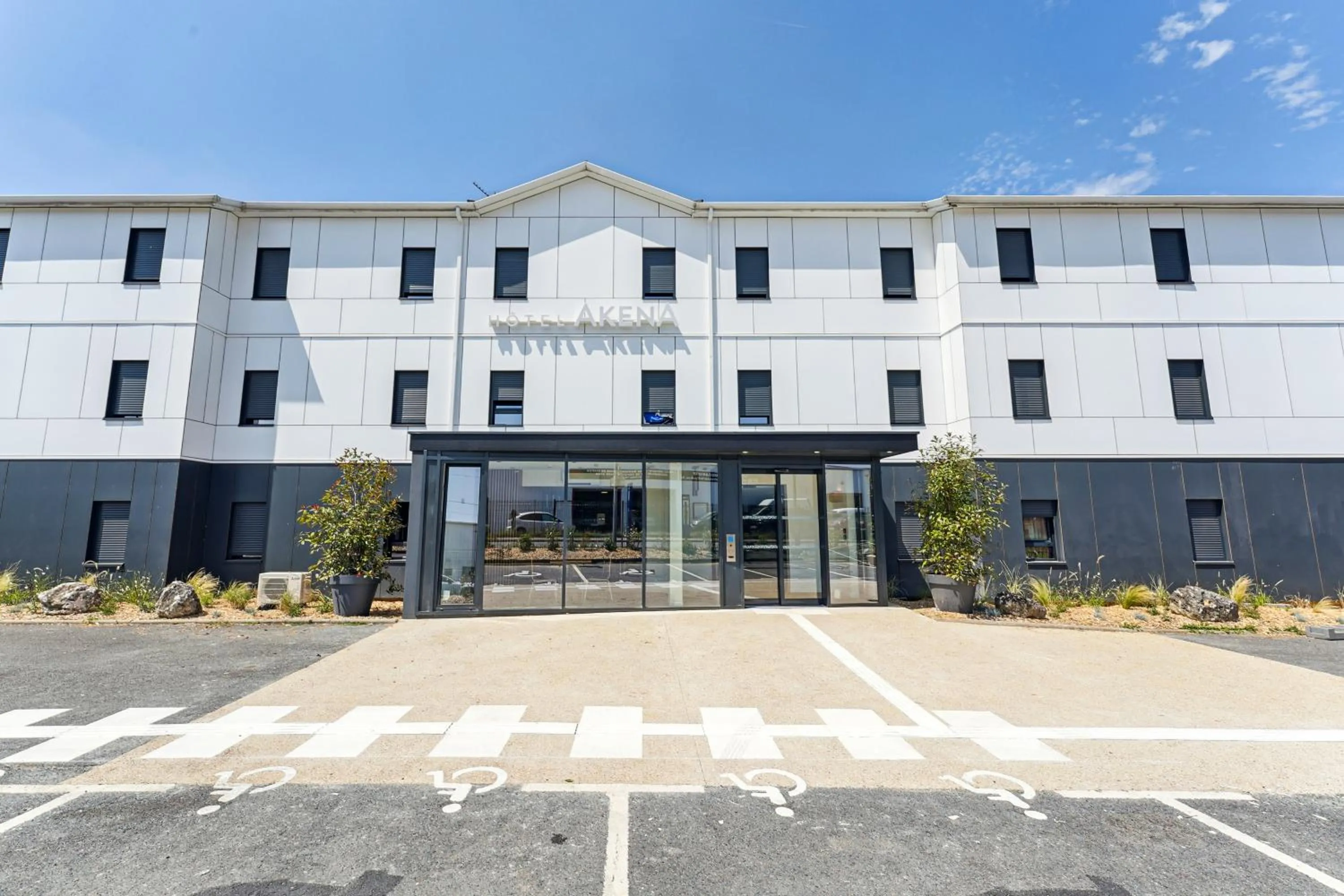 Property building in Hôtel Akena Pierrelaye