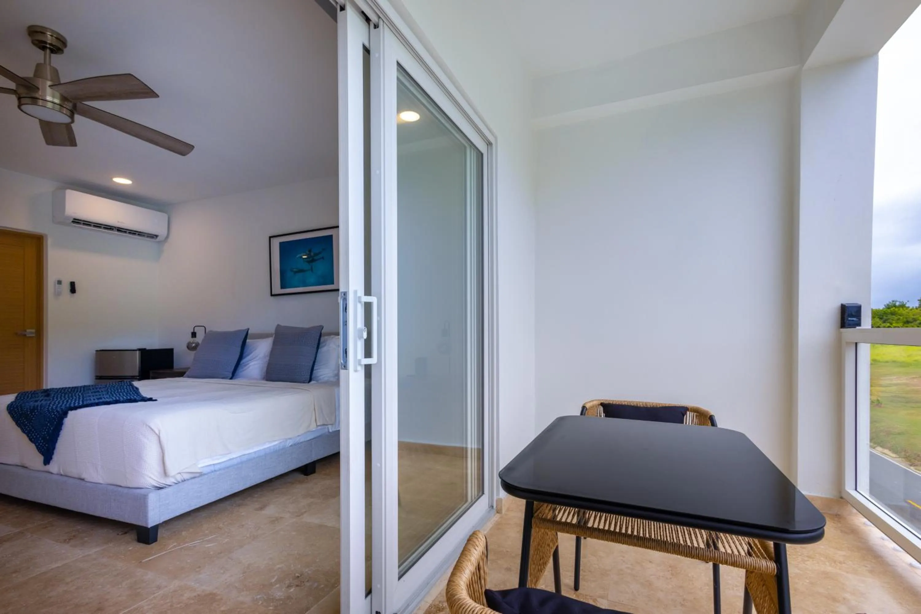 Balcony/Terrace, Bed in Anchors Hotel