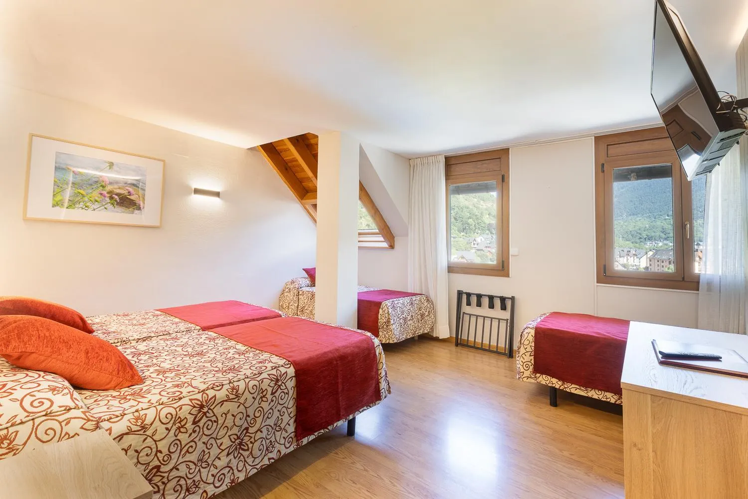 Communal lounge/ TV room, Bed in Hotel Eth Solan & SPA