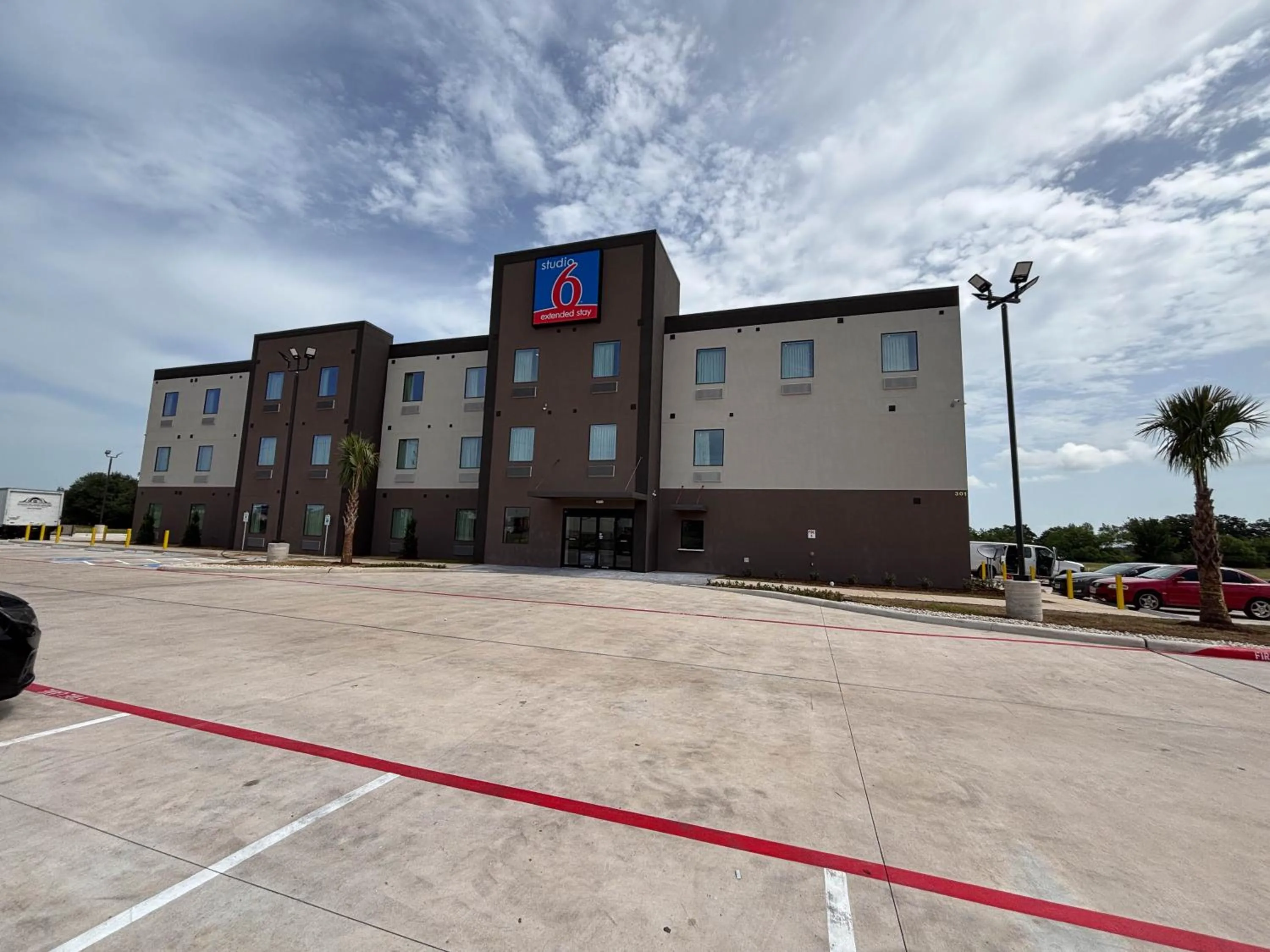 Property building in Studio 6 Giddings