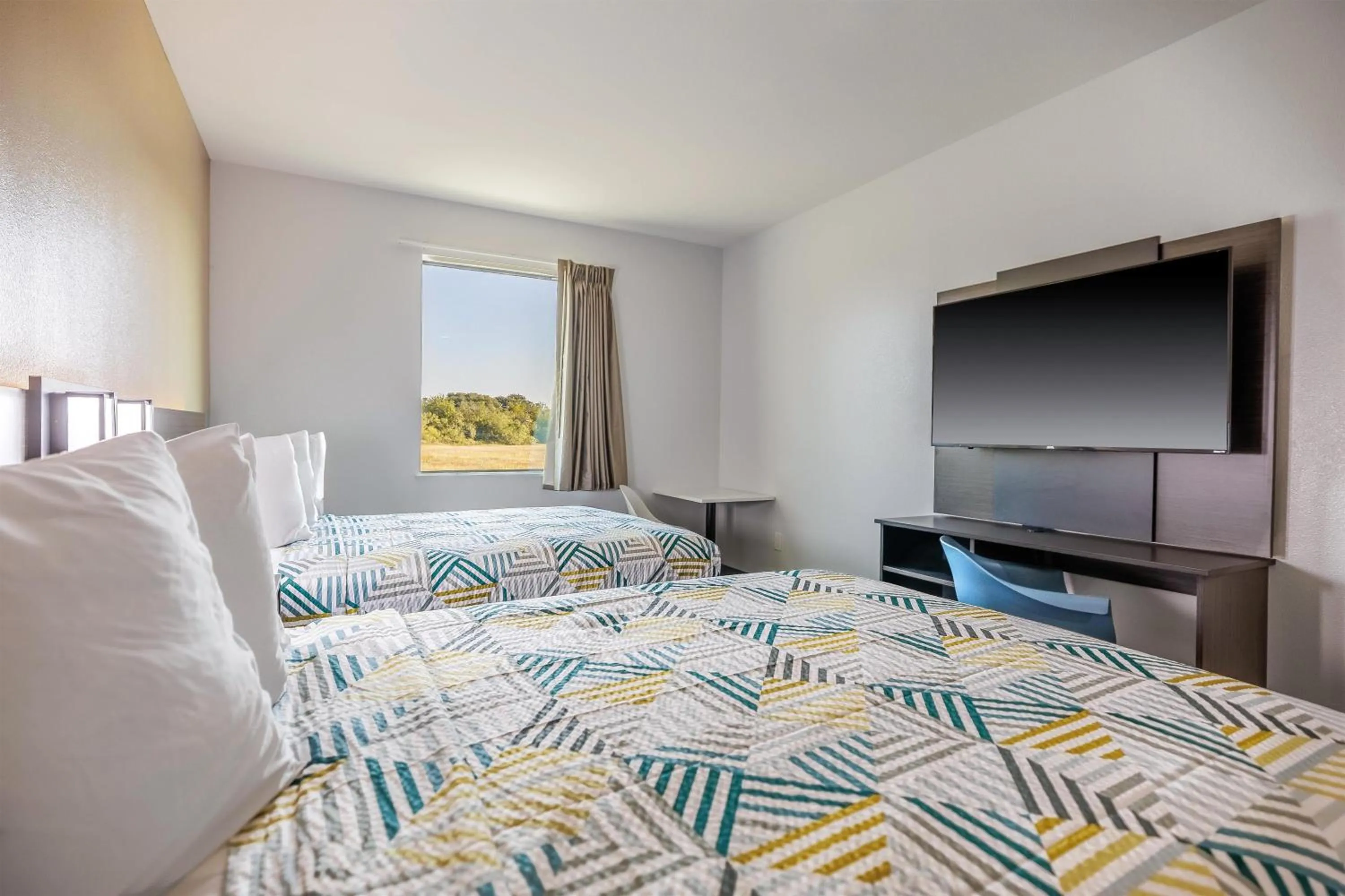 Photo of the whole room, Bed in Studio 6 Giddings