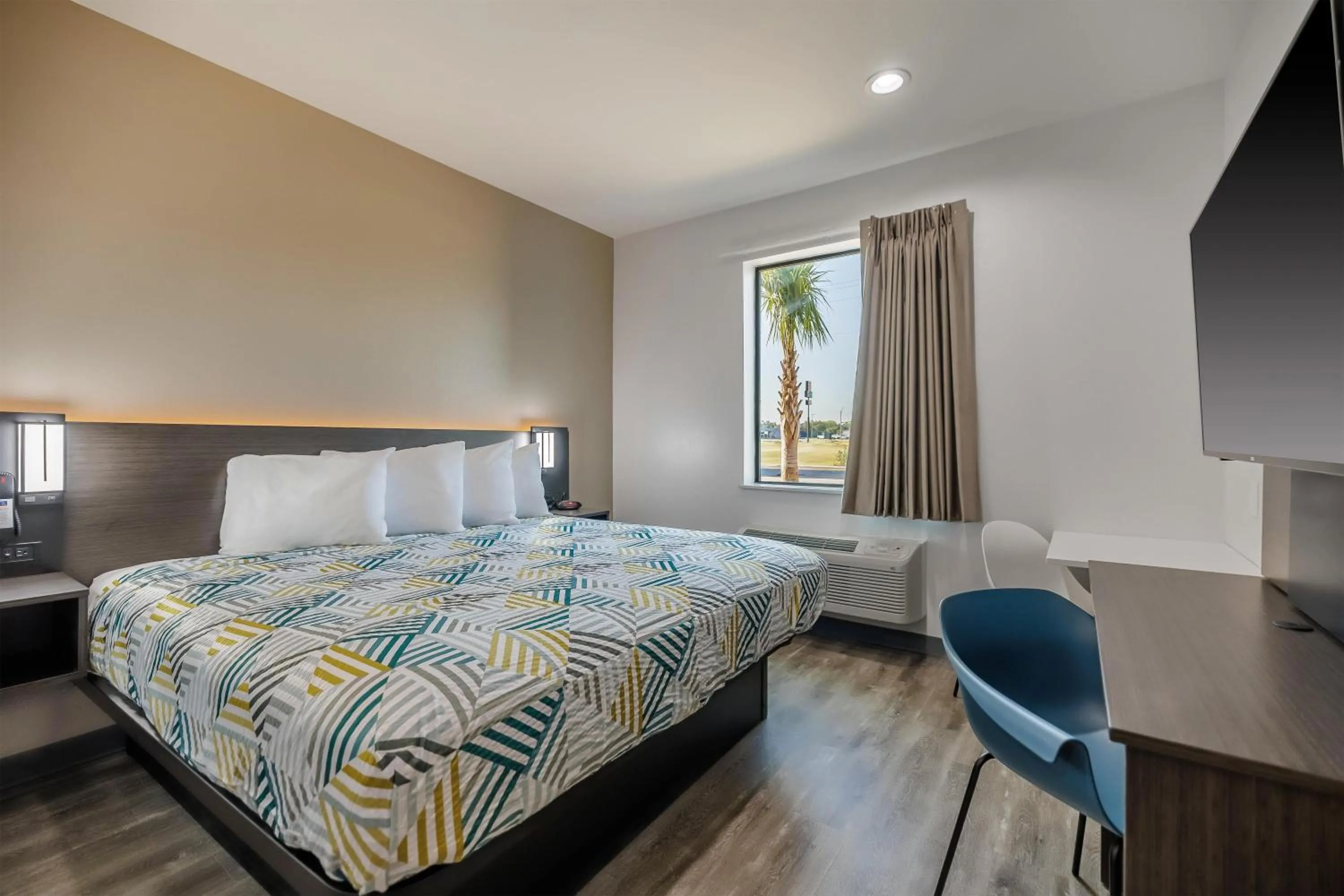 Photo of the whole room, Bed in Studio 6 Giddings