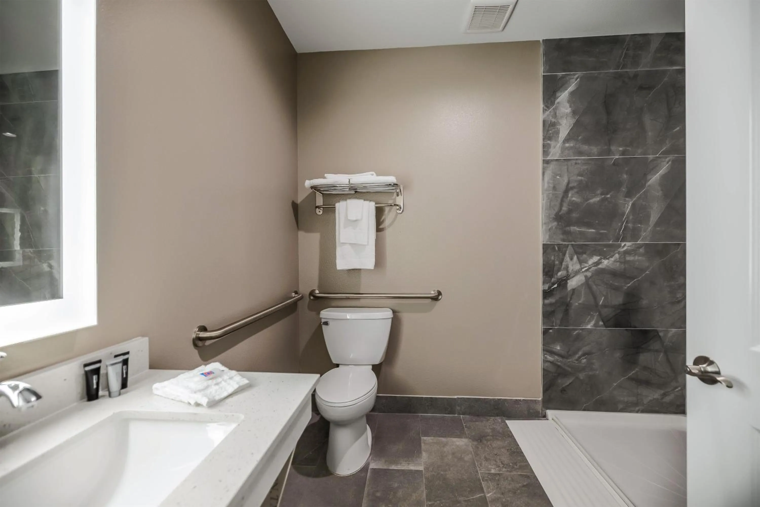 Bathroom in Studio 6 Giddings