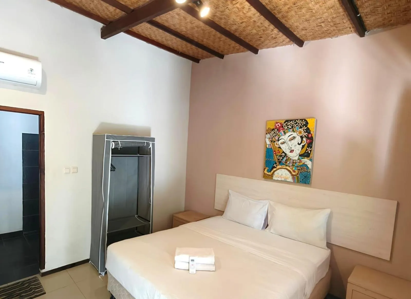 Photo of the whole room, Bed in Si Pitung Village