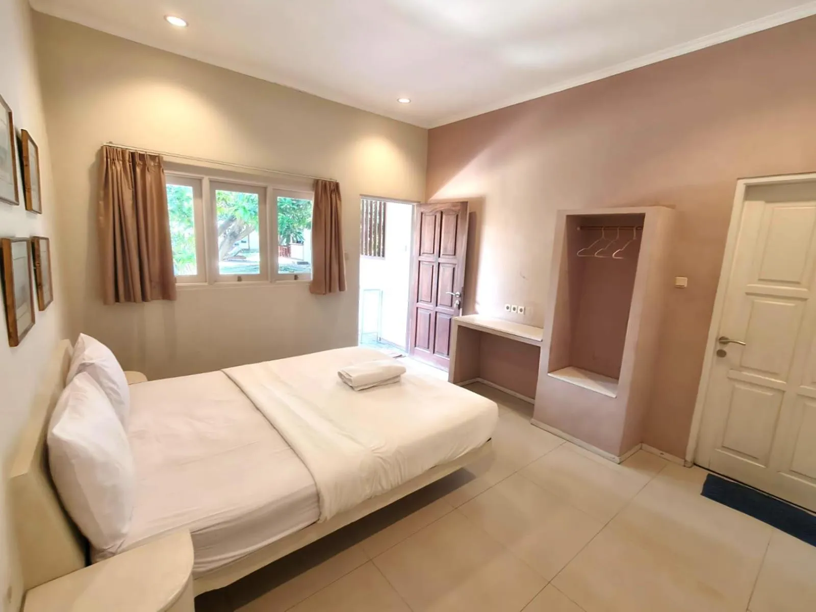 Photo of the whole room, Bed in Si Pitung Village