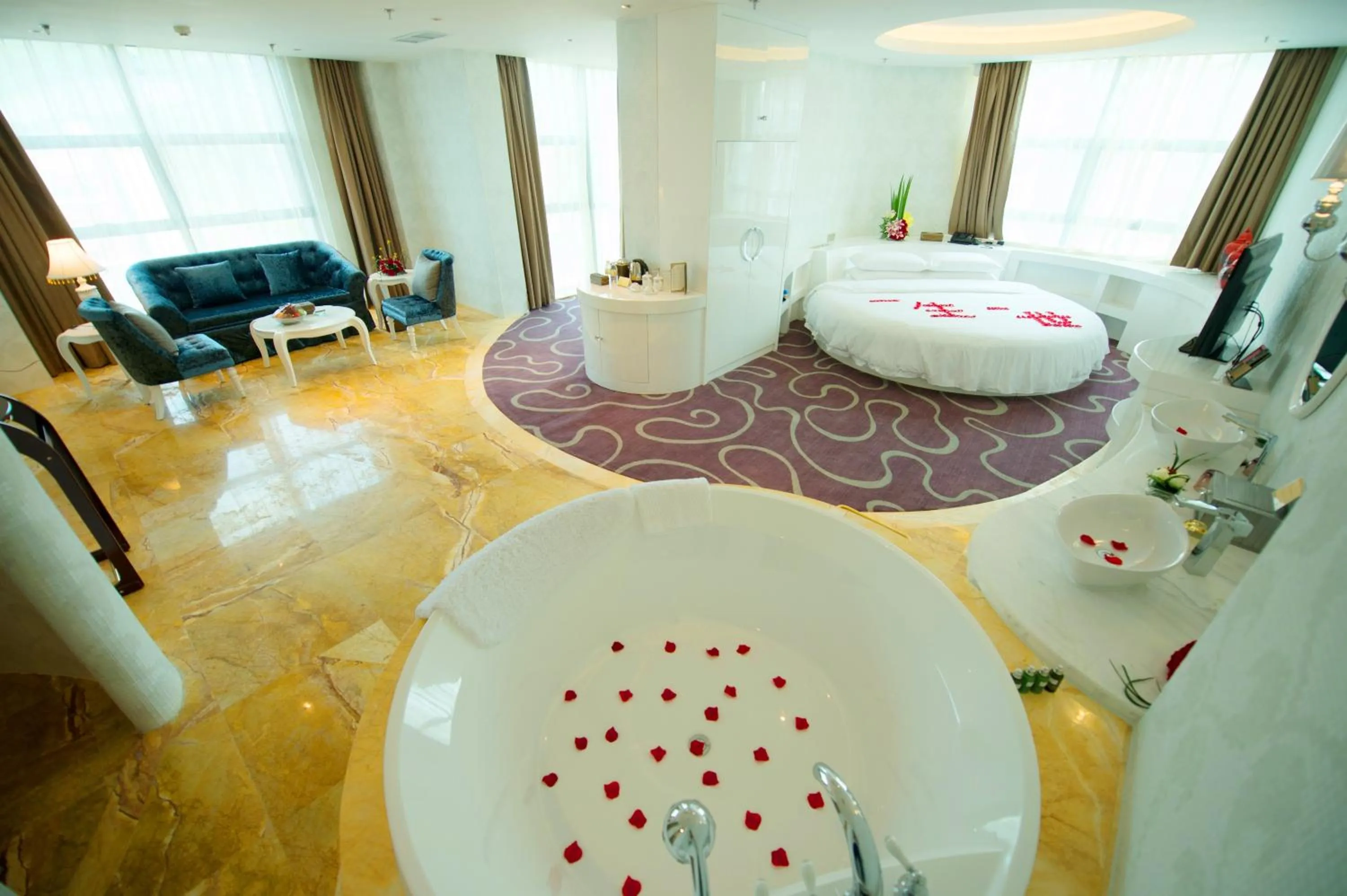 Photo of the whole room in Huachen International Hotel