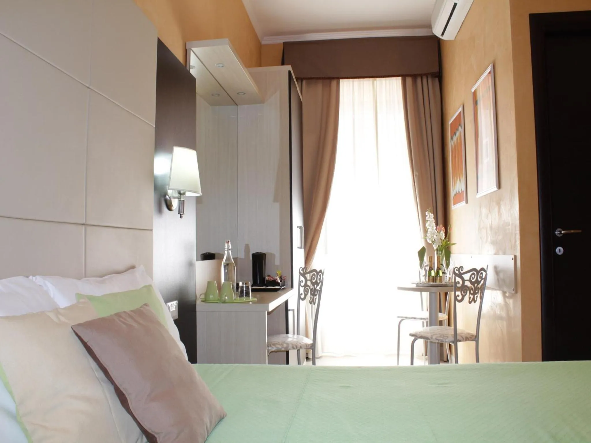 TV and multimedia, Bed in Candia Inn Vatican