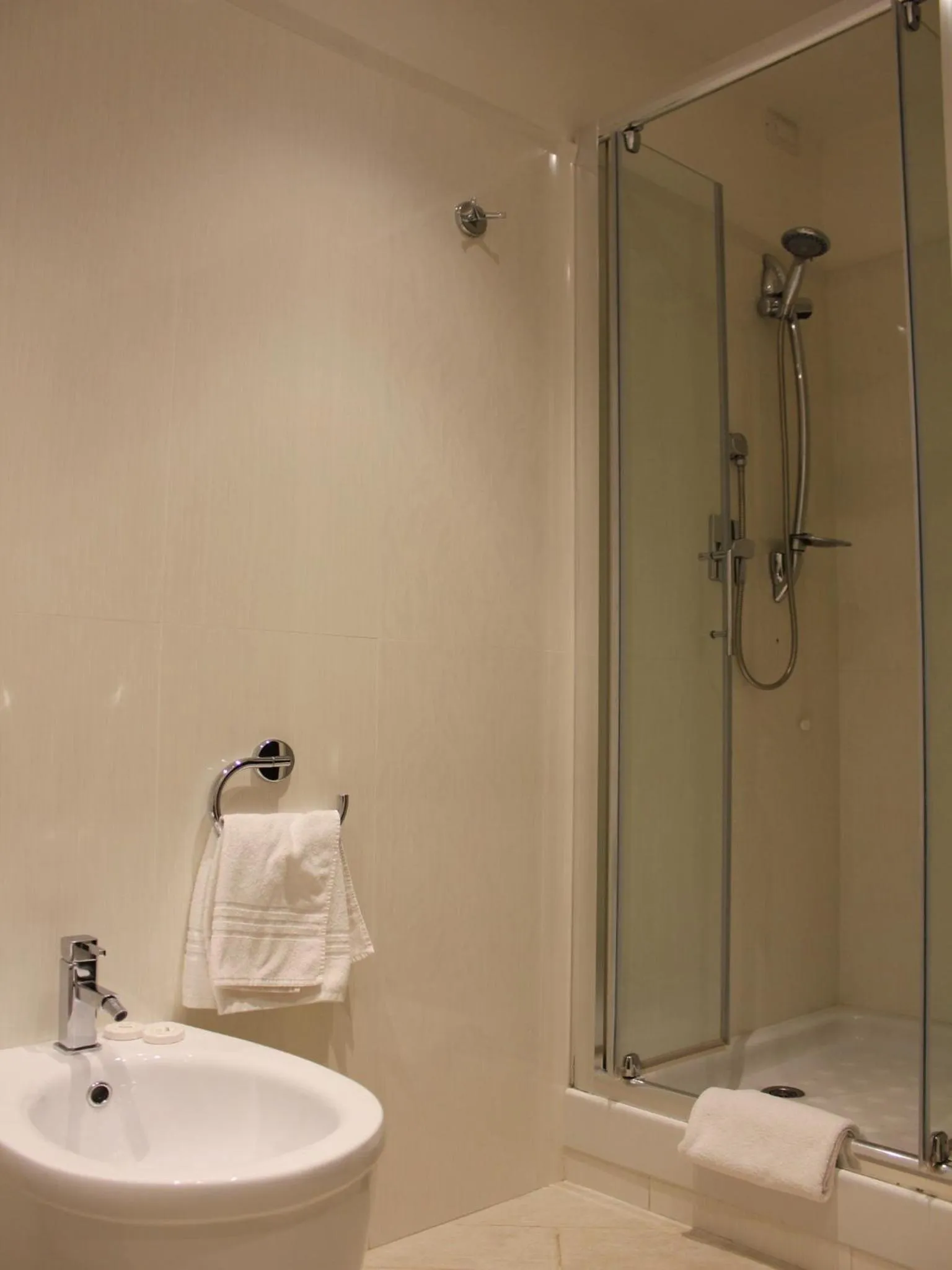 Shower in Candia Inn Vatican