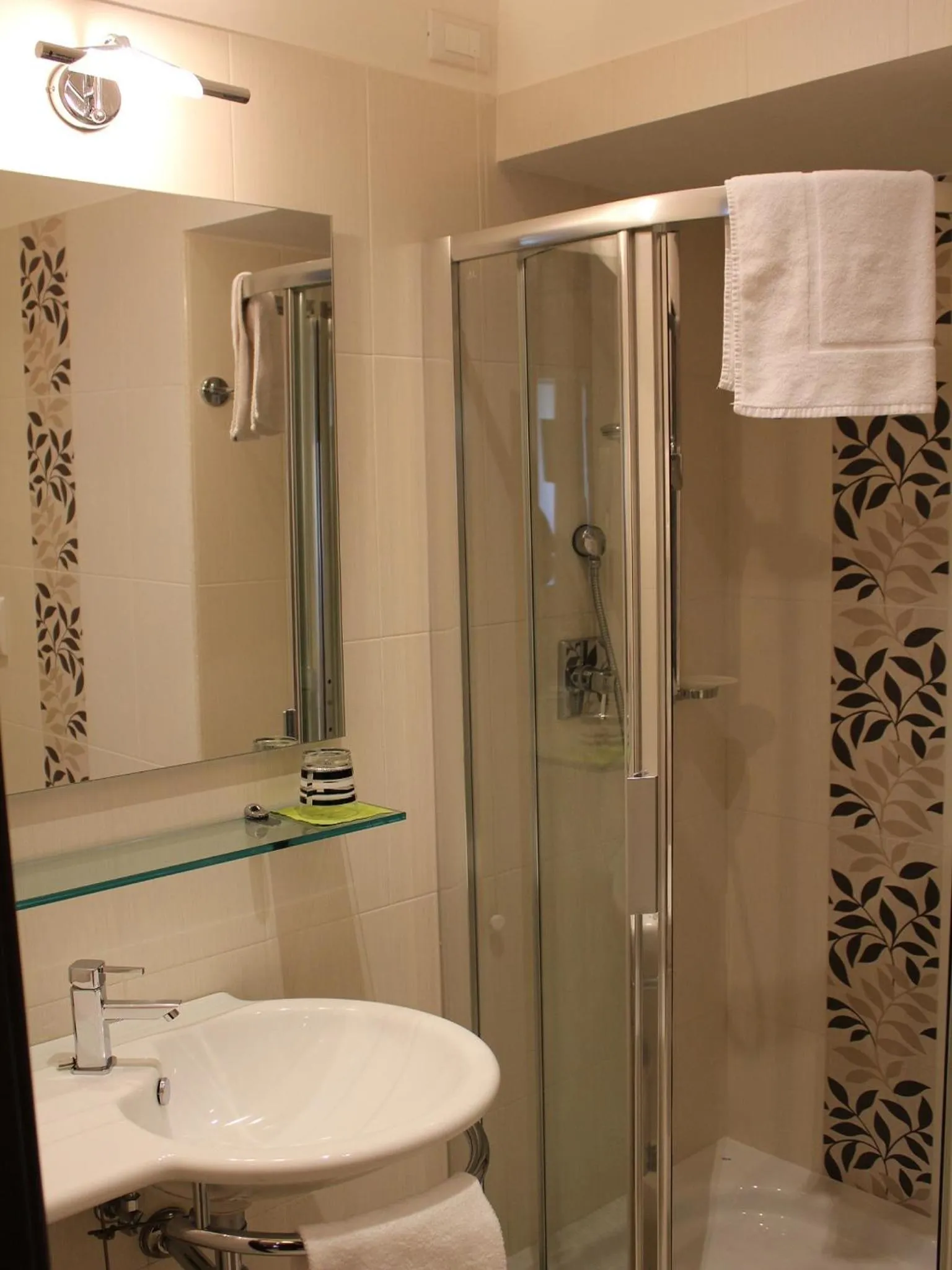 Shower in Candia Inn Vatican