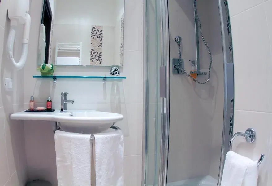 Classic Triple Room in Candia Inn Vatican Classic Triple Room in Candia Inn Vatican