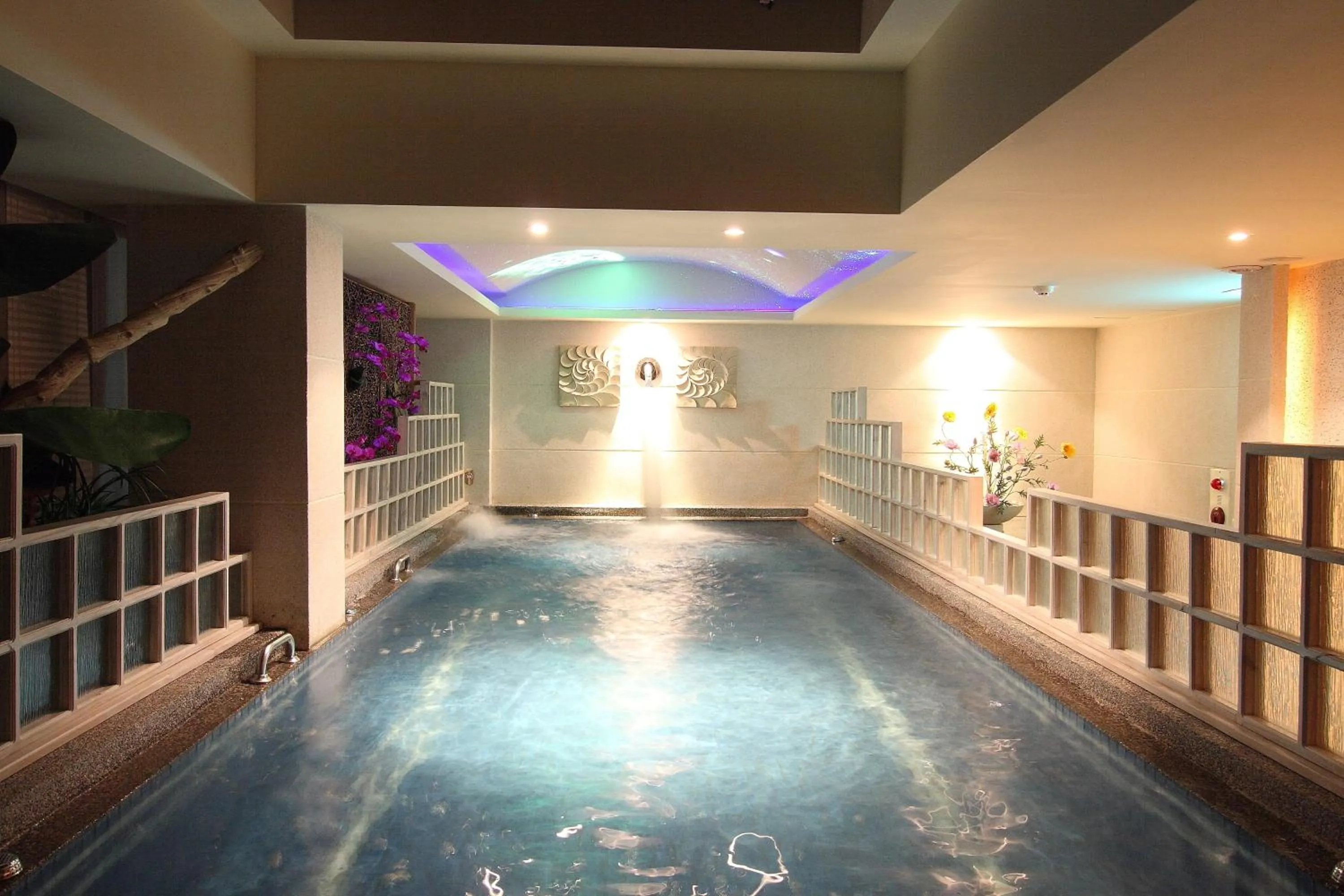 Swimming pool in Belle Song Motel