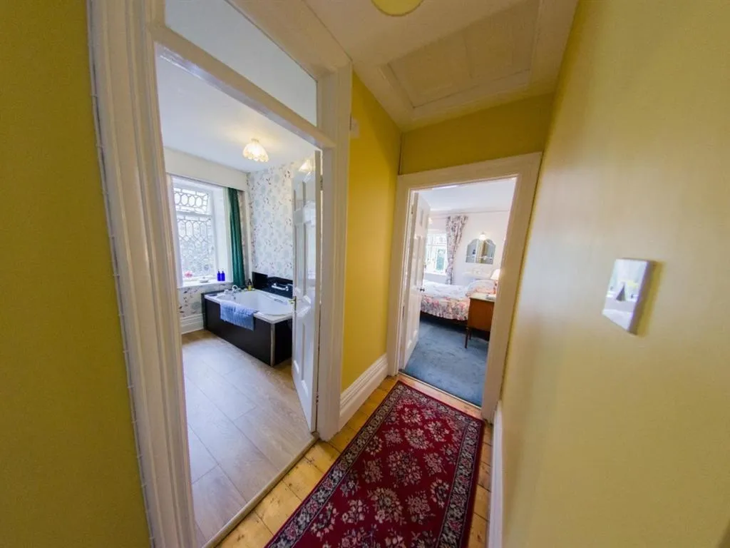 Bathroom, Bed in Lisle Combe
