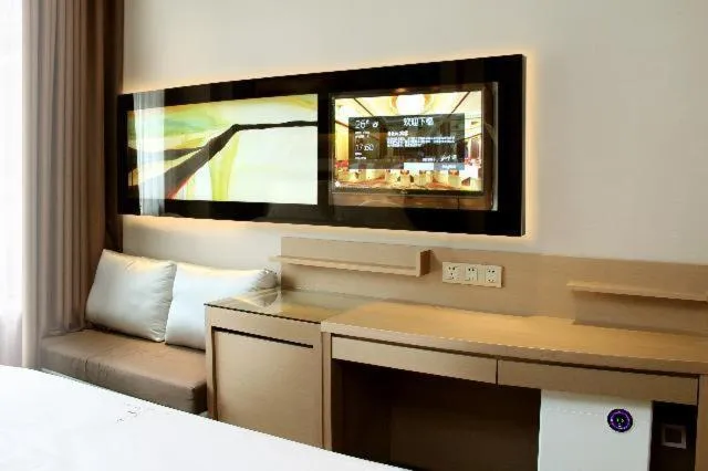 TV and multimedia, Bed in Lavande Hotel Zhanjiang Guomao