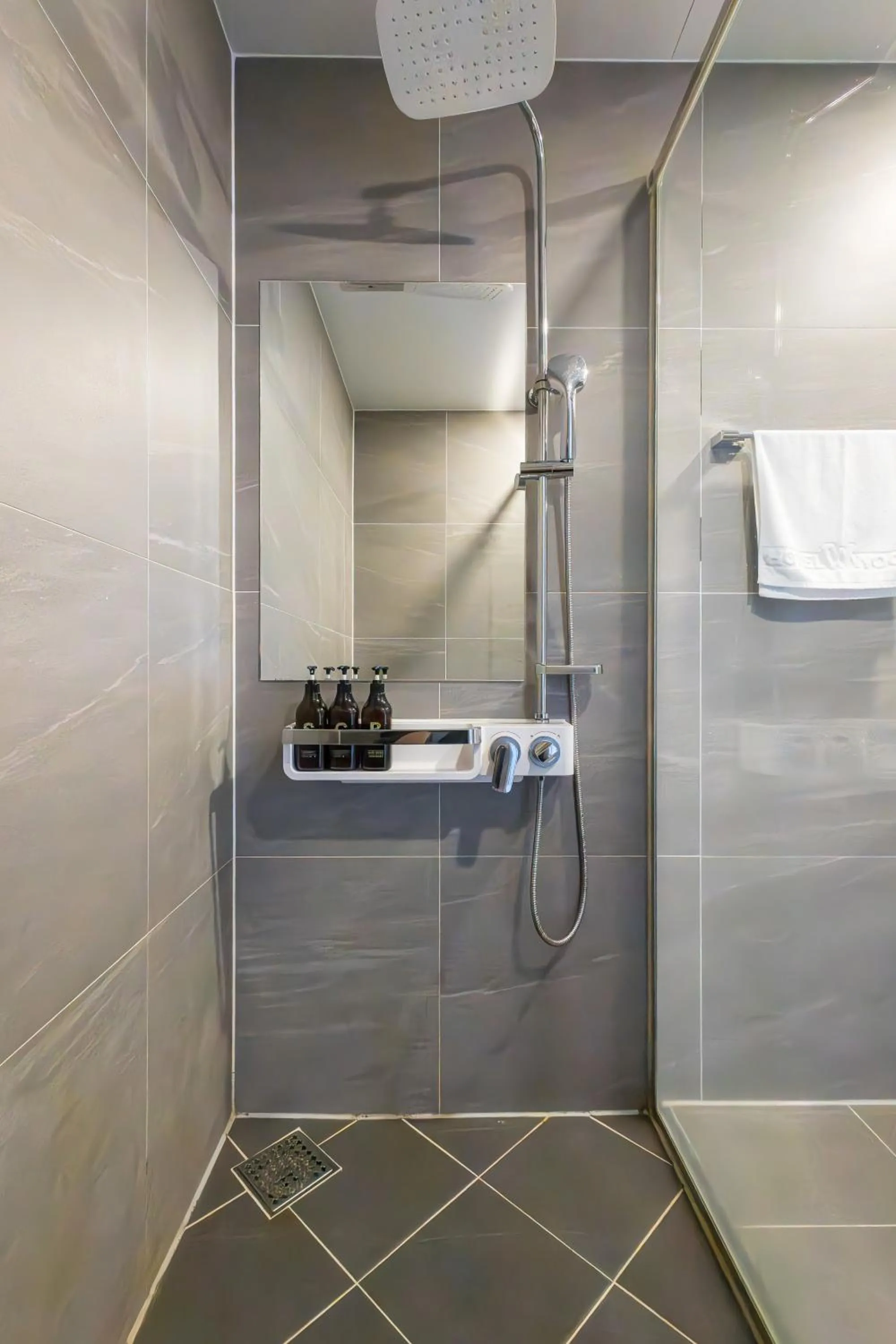 Shower in Hotel Wooin