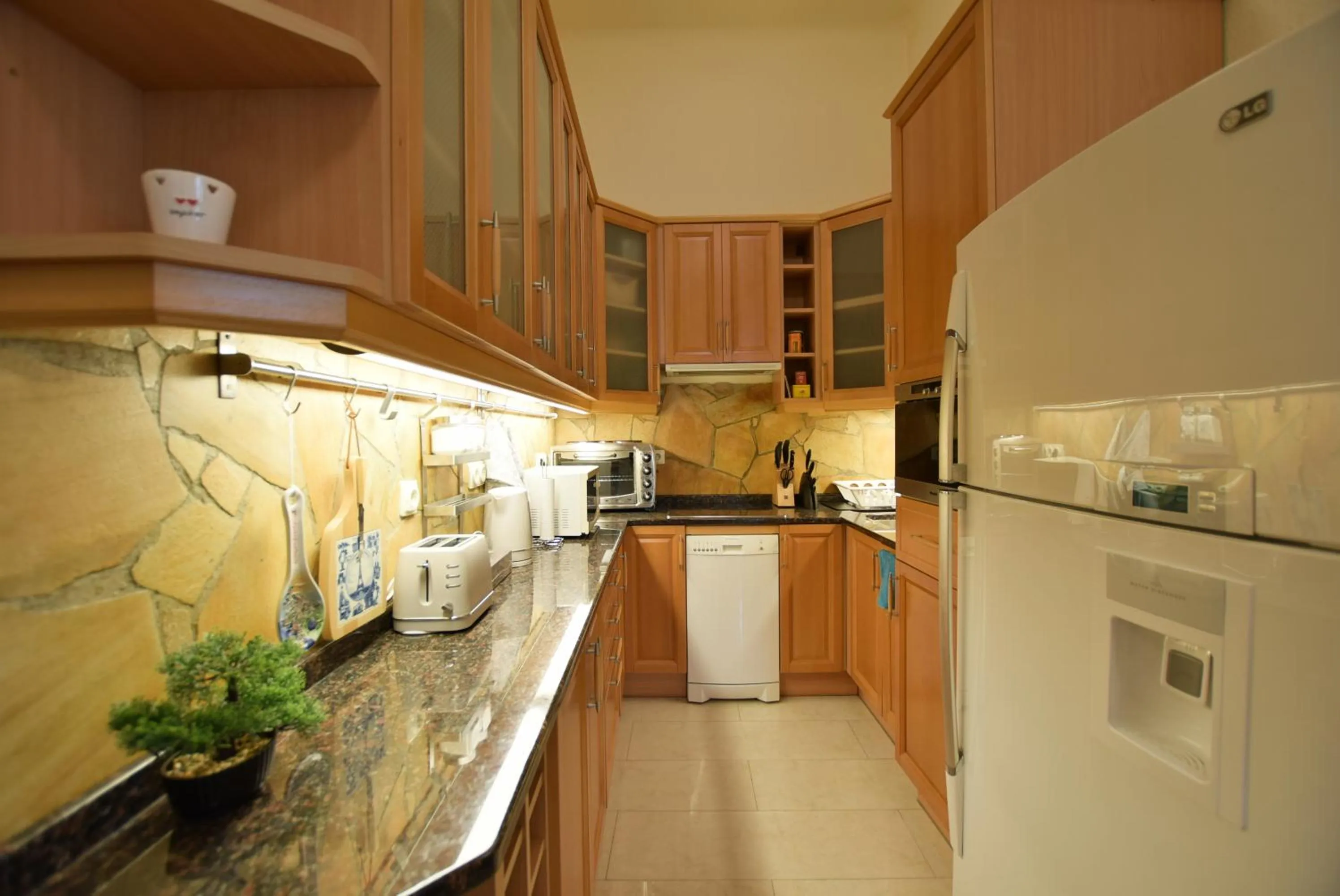 Coffee/tea facilities in Ultra Central Apartment at Synagogue