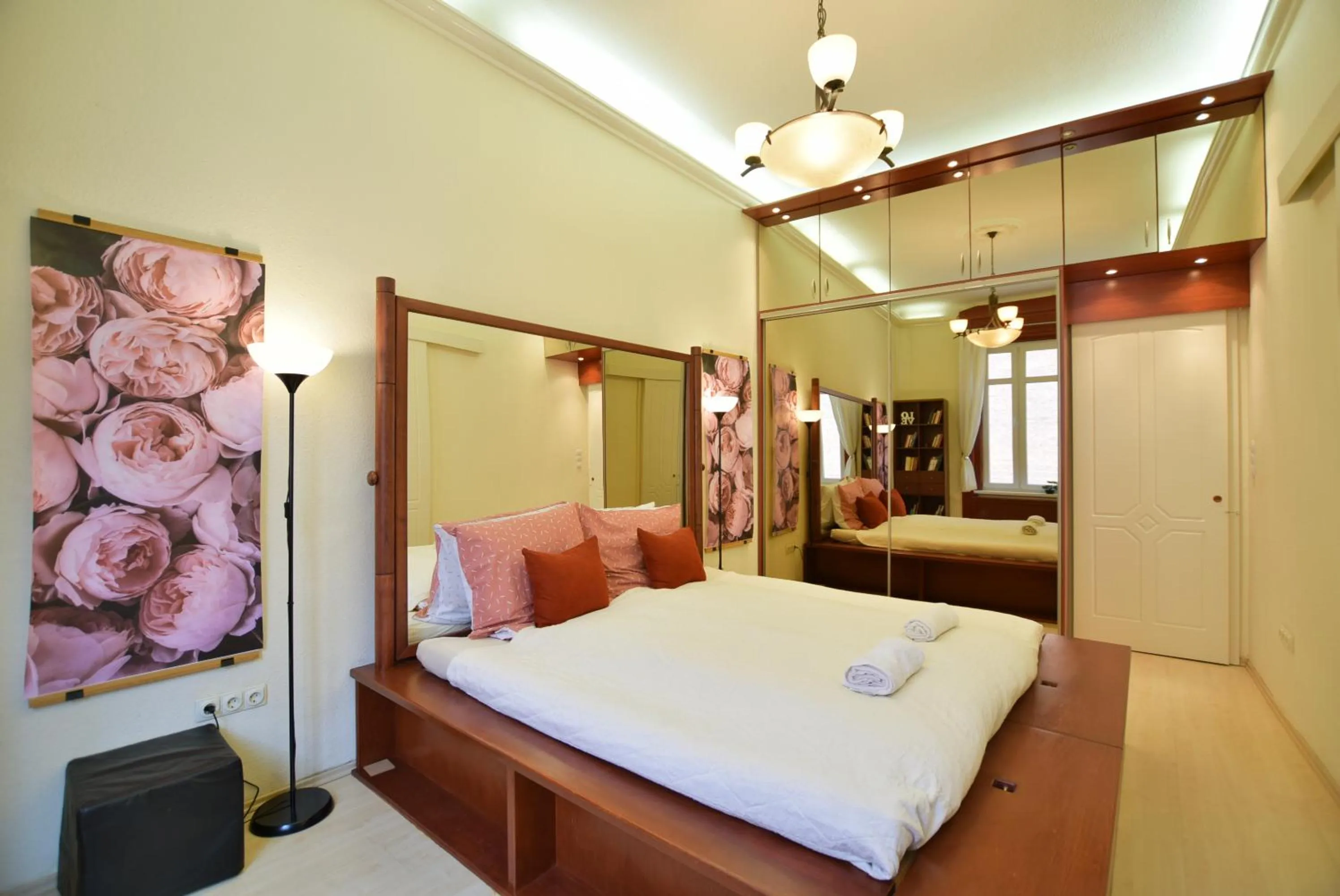 Bed in Ultra Central Apartment at Synagogue