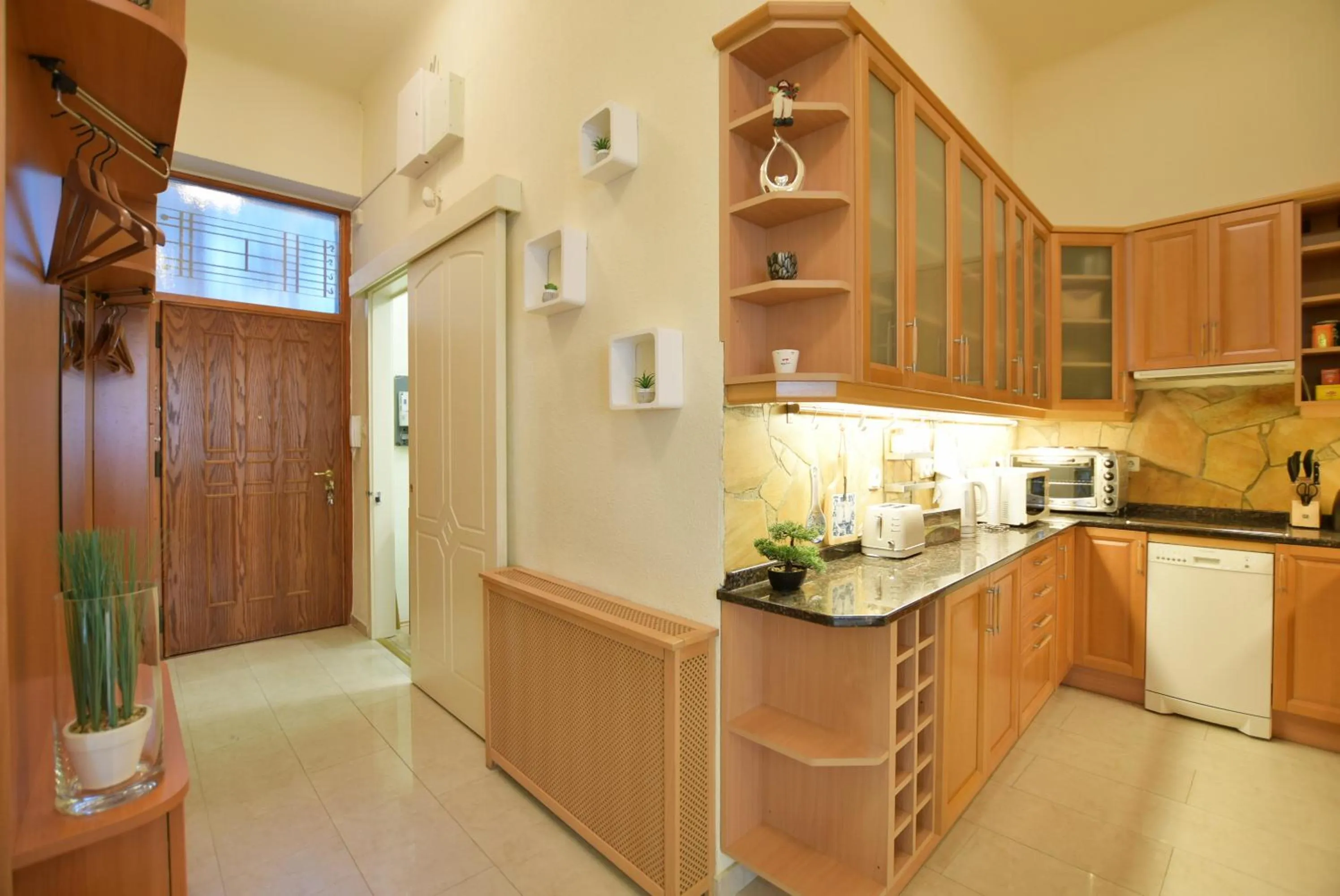 Kitchen or kitchenette in Ultra Central Apartment at Synagogue
