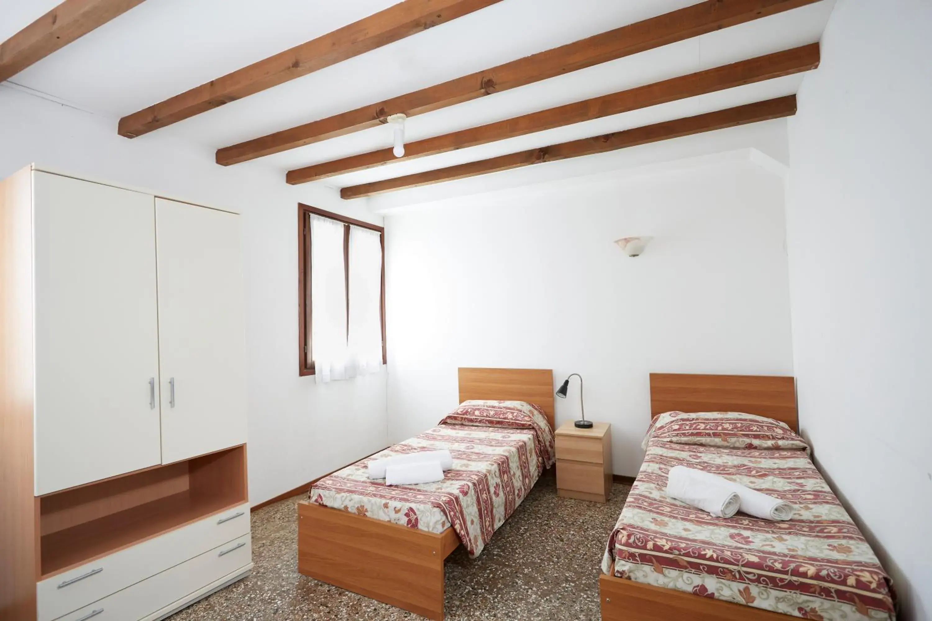 Twin Room with Shared Bathroom in Ostello AMDG Twin Room with Shared Bathroom in Ostello AMDG